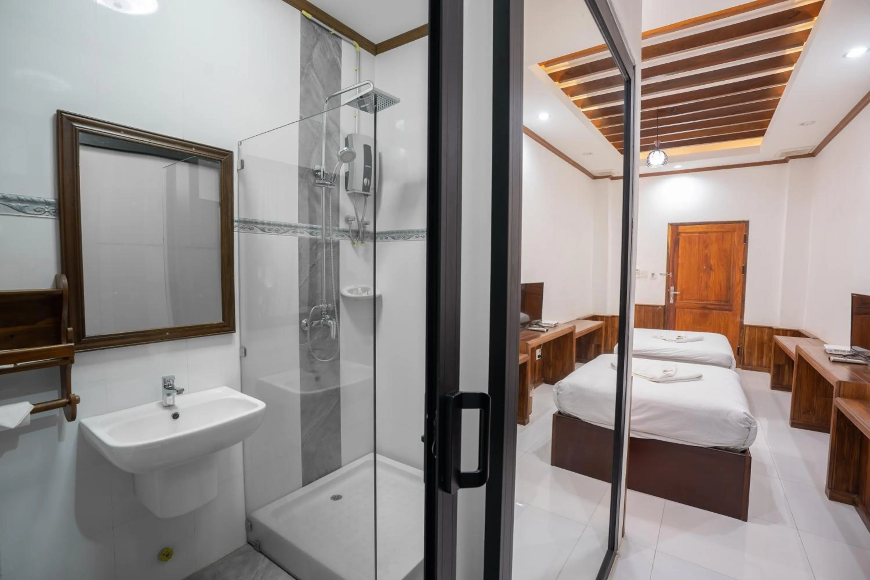 Toilet, Bed in Luangsay Inn