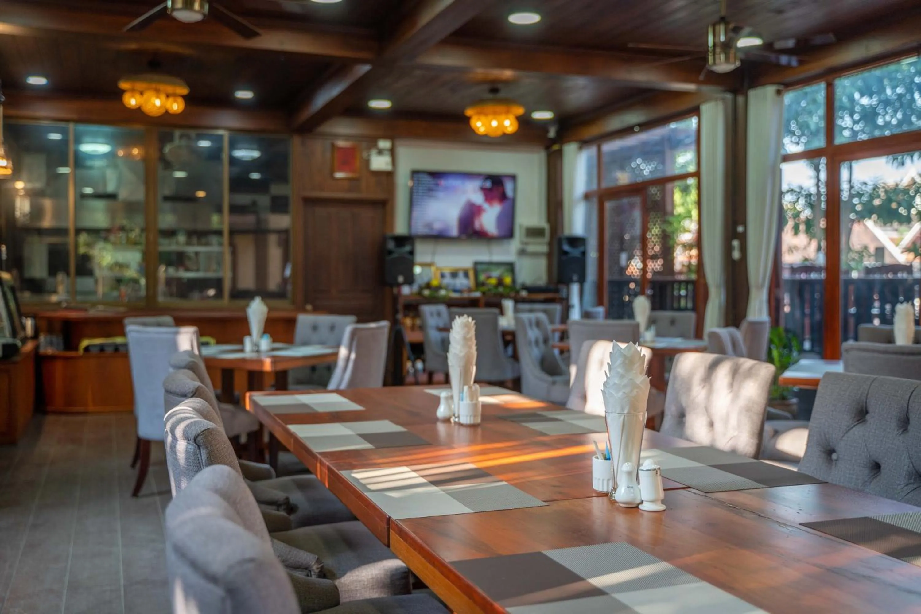 Restaurant/places to eat in Luangsay Inn