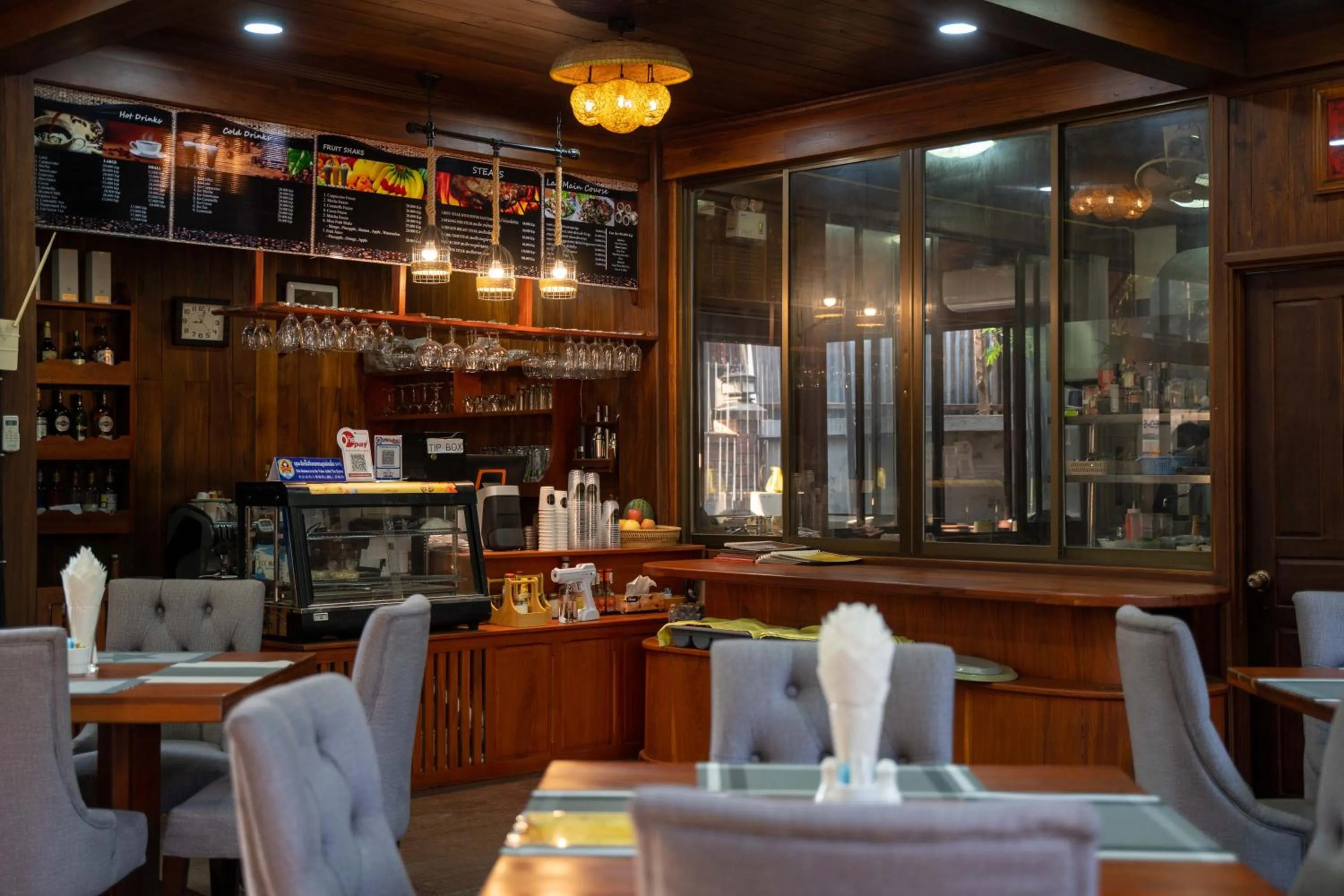 Restaurant/places to eat in Luangsay Inn