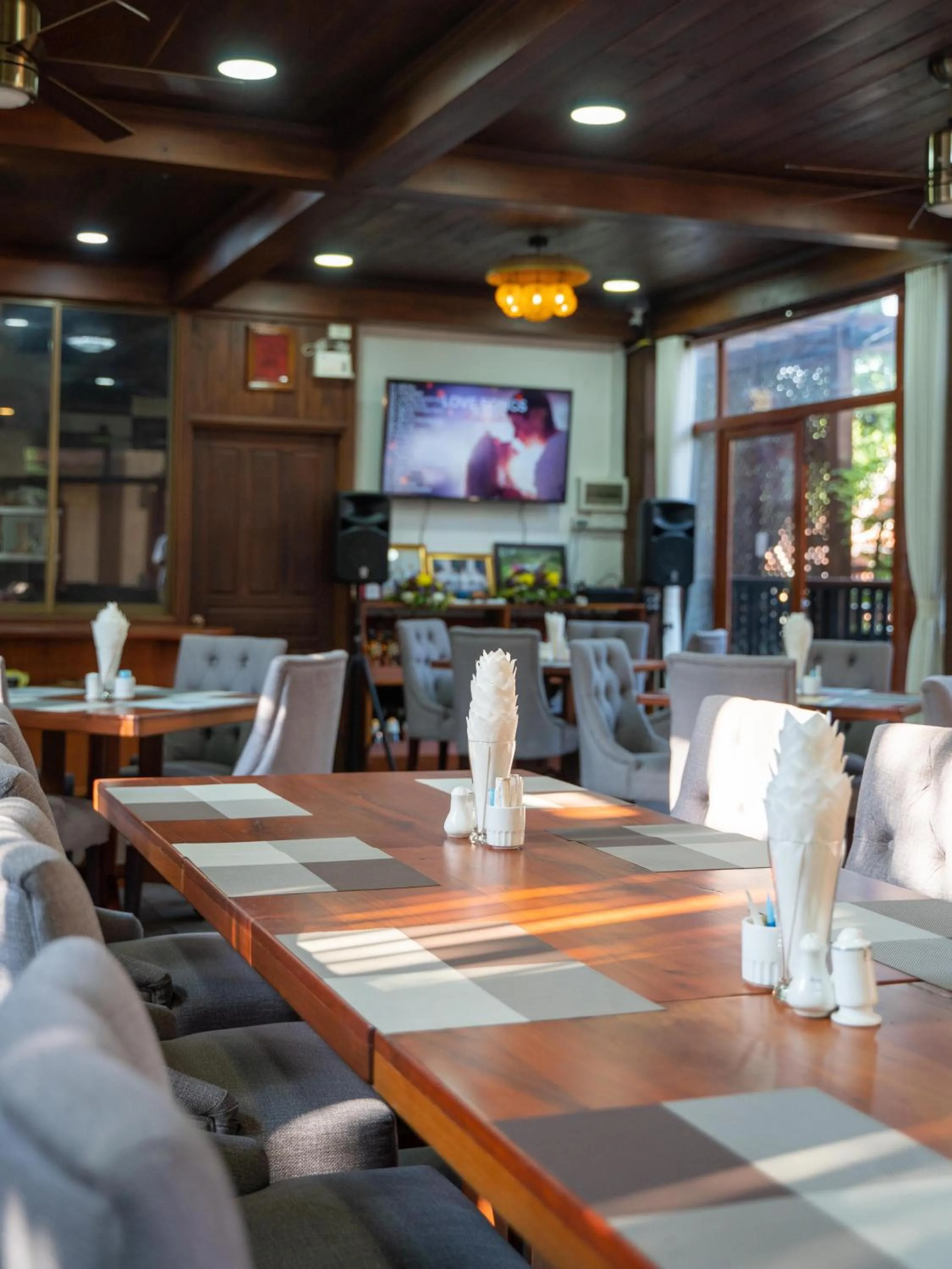 Restaurant/places to eat in Luangsay Inn