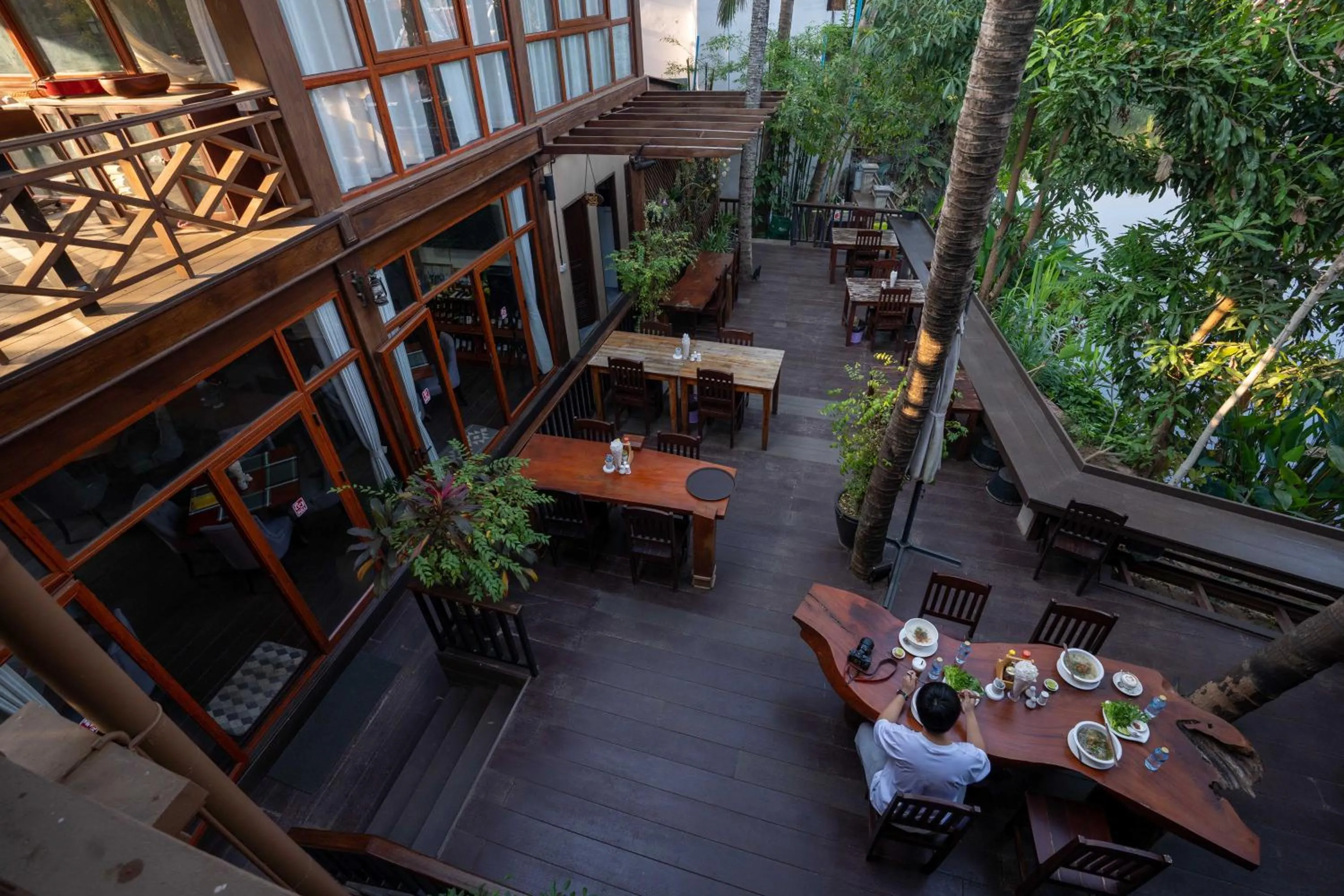 Restaurant/places to eat in Luangsay Inn