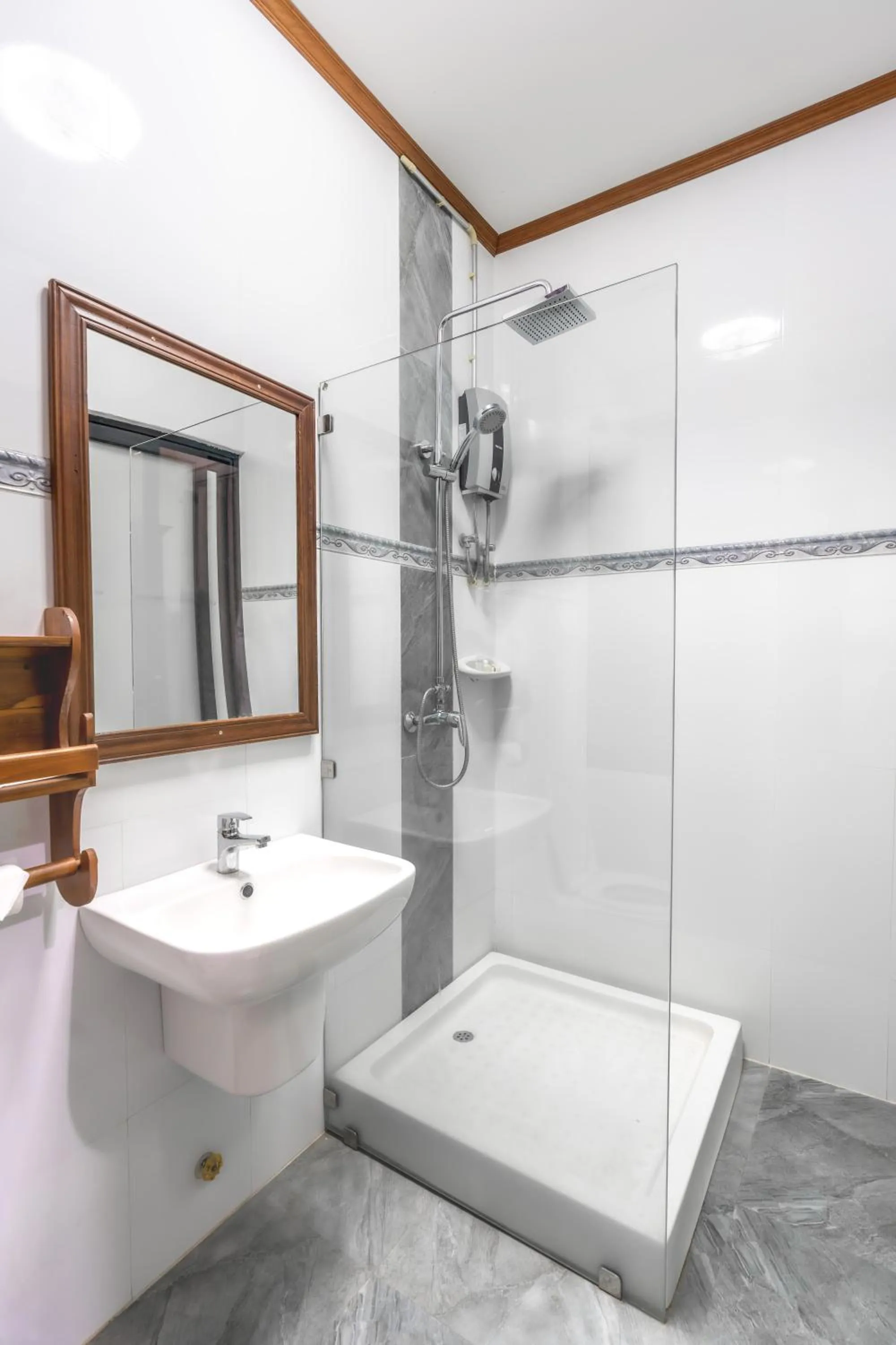 Shower in Luangsay Inn