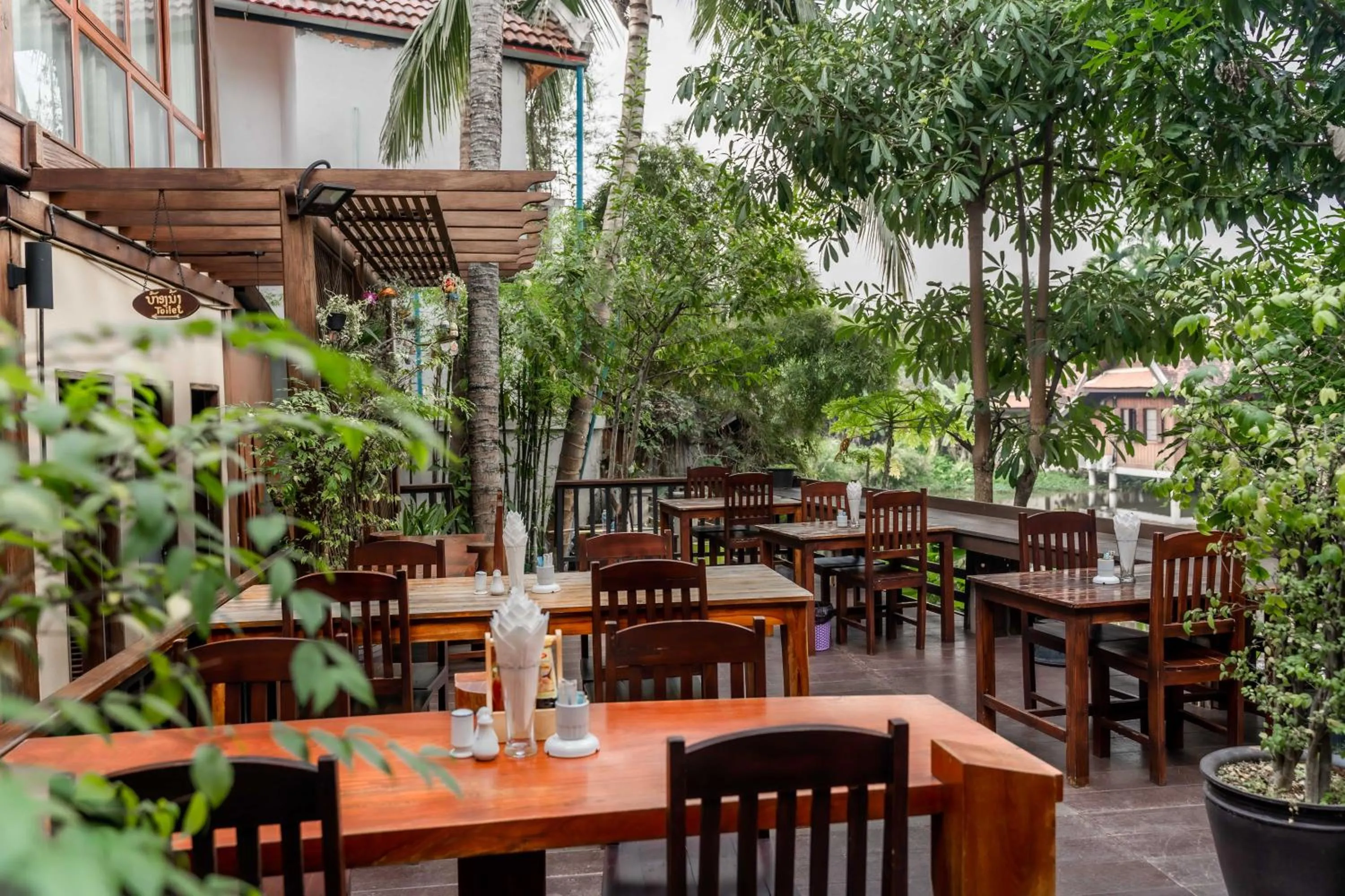 Restaurant/places to eat in Luangsay Inn