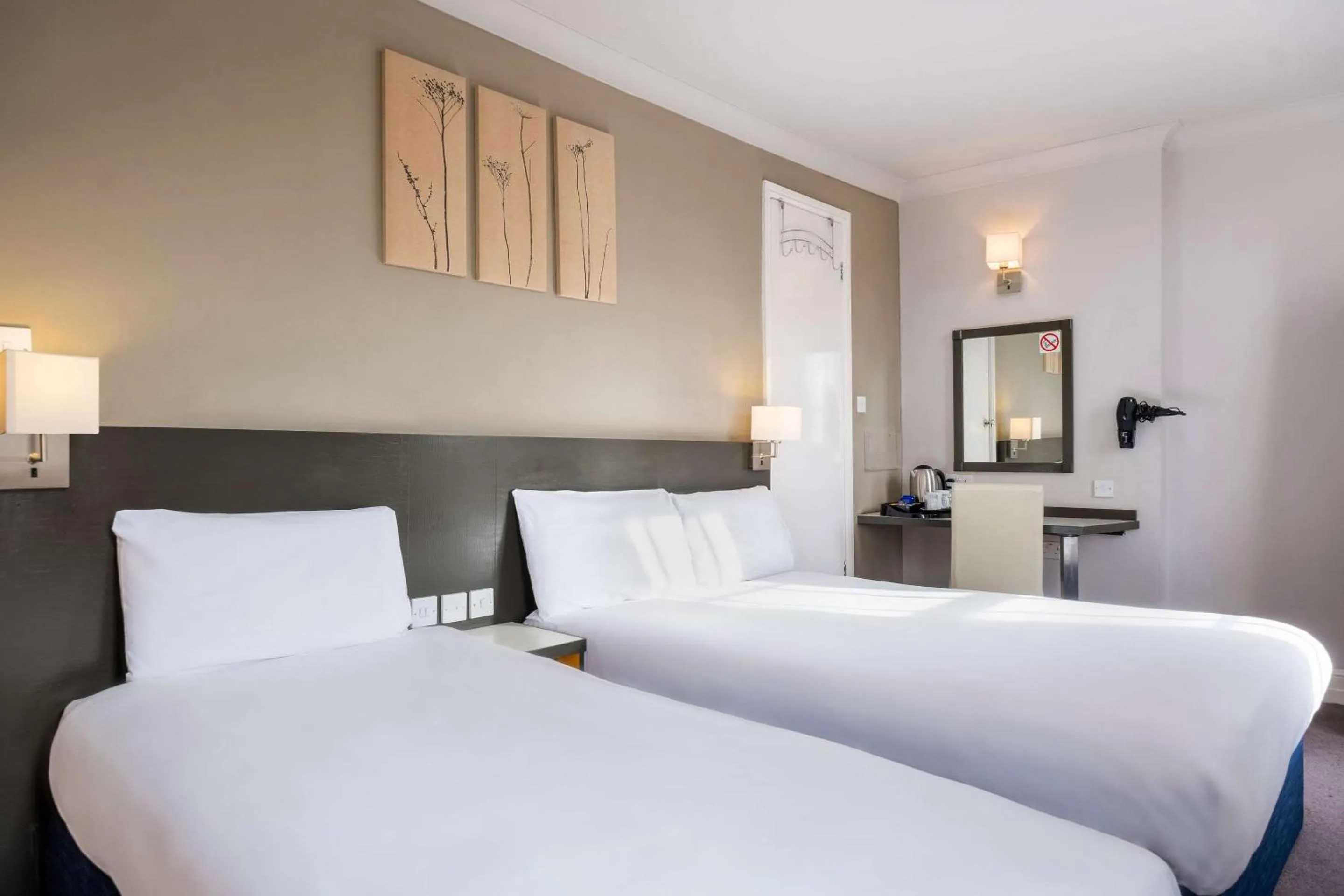 Photo of the whole room in Comfort Inn Westminster