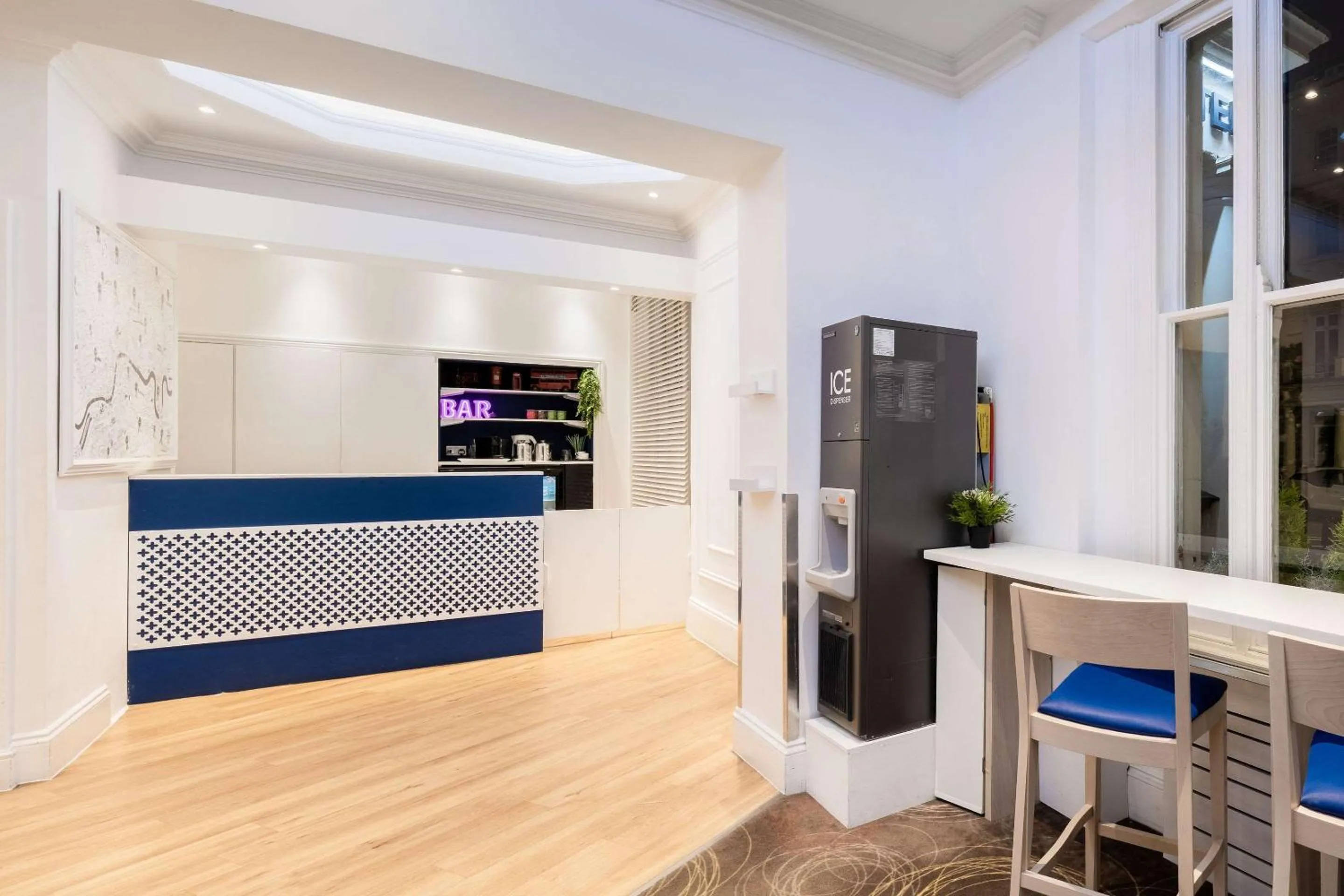 Lobby or reception, Kitchen/Kitchenette in Comfort Inn Westminster