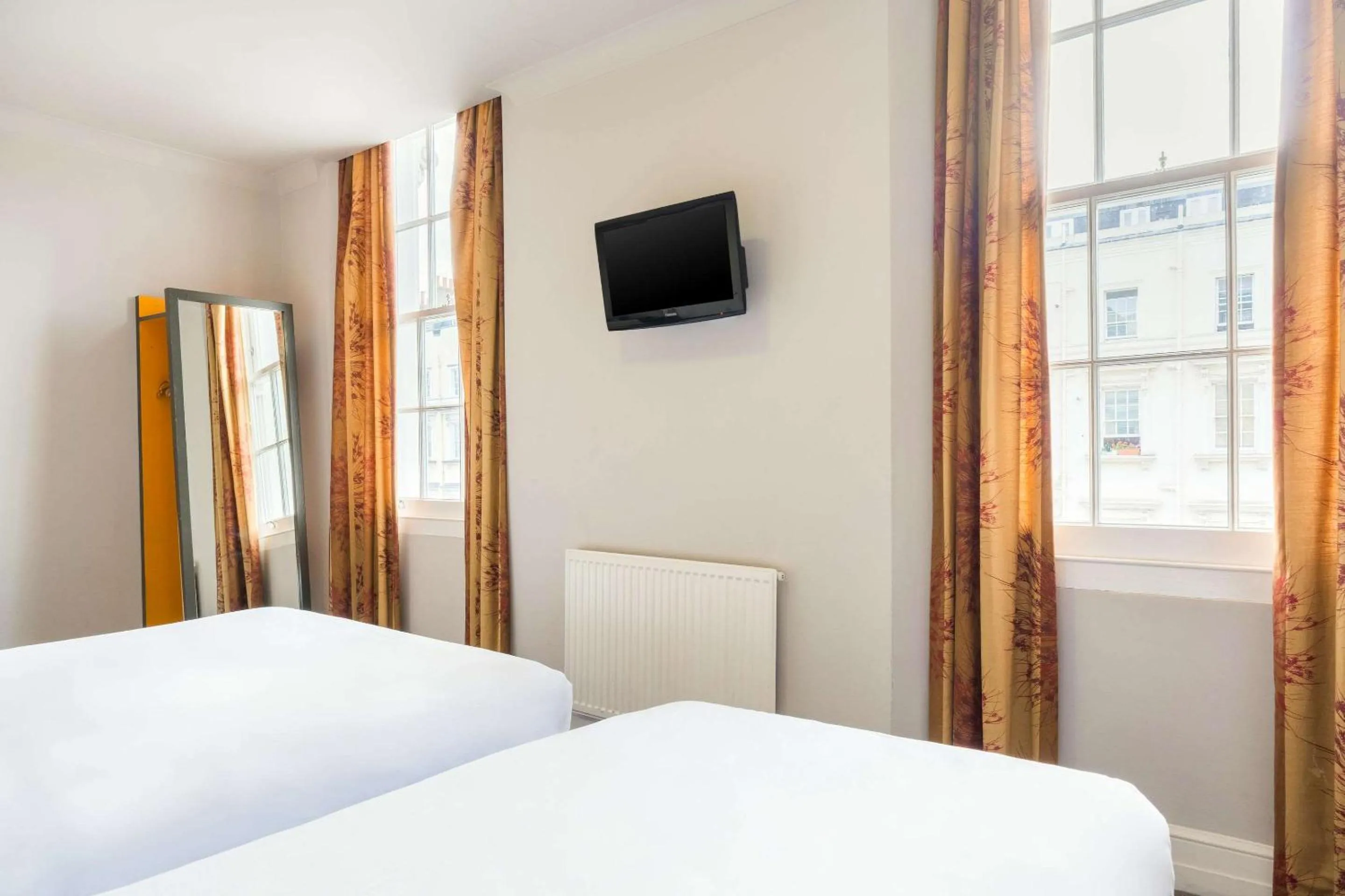 Photo of the whole room, TV/Entertainment Center in Comfort Inn Westminster