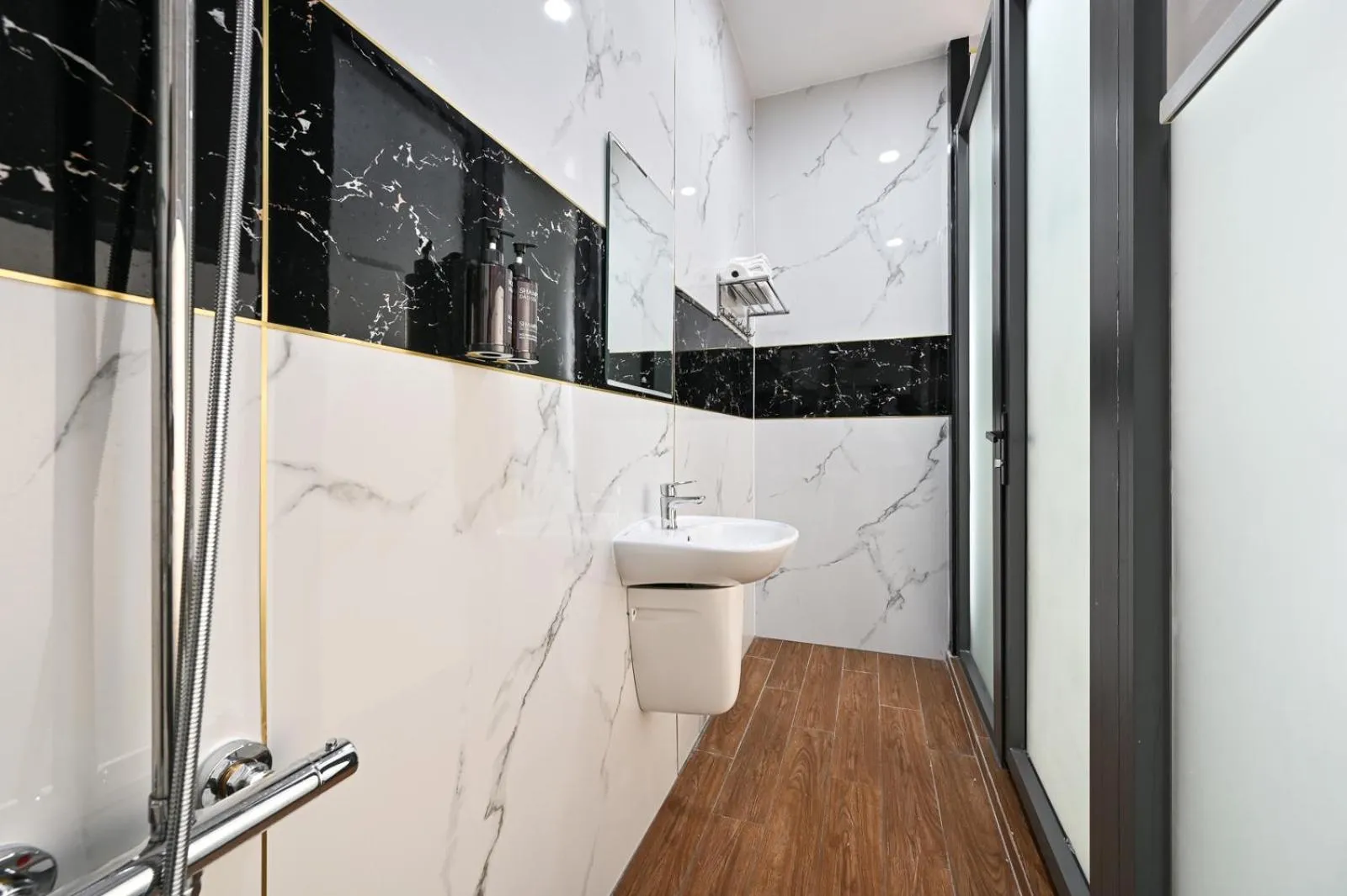 Toilet in Red Sun Airport Saigon Hotel