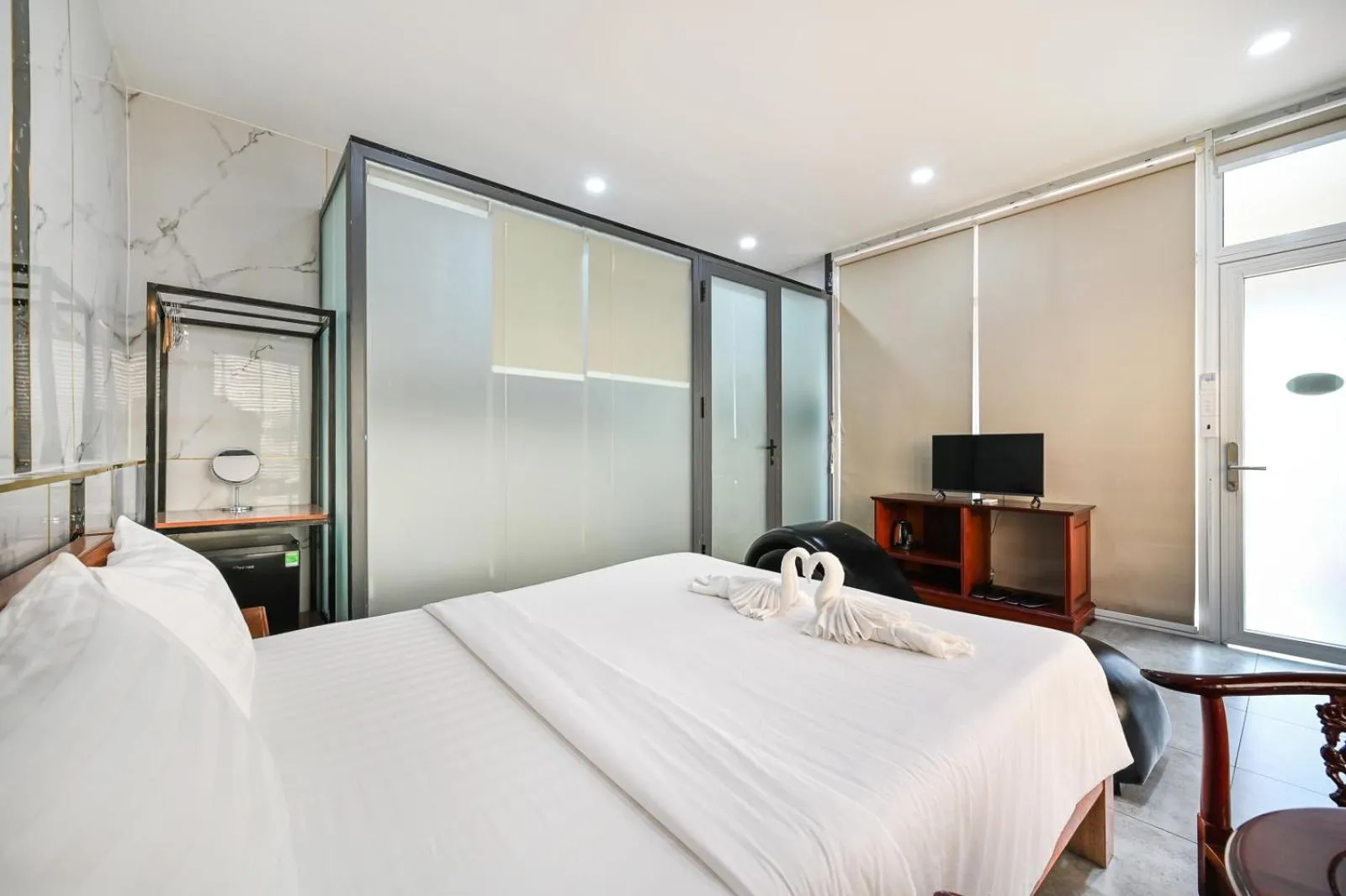 TV and multimedia, Bed in Red Sun Airport Saigon Hotel