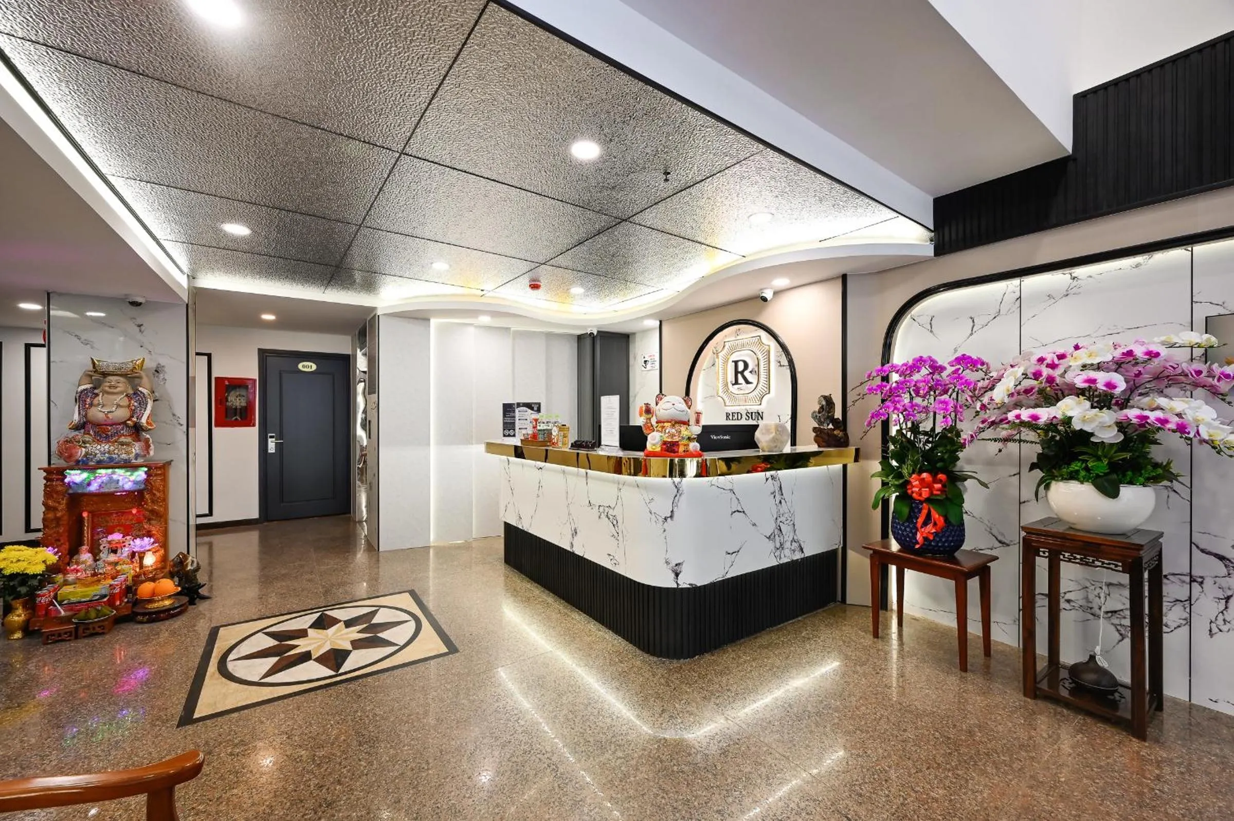 Living room in Red Sun Airport Saigon Hotel