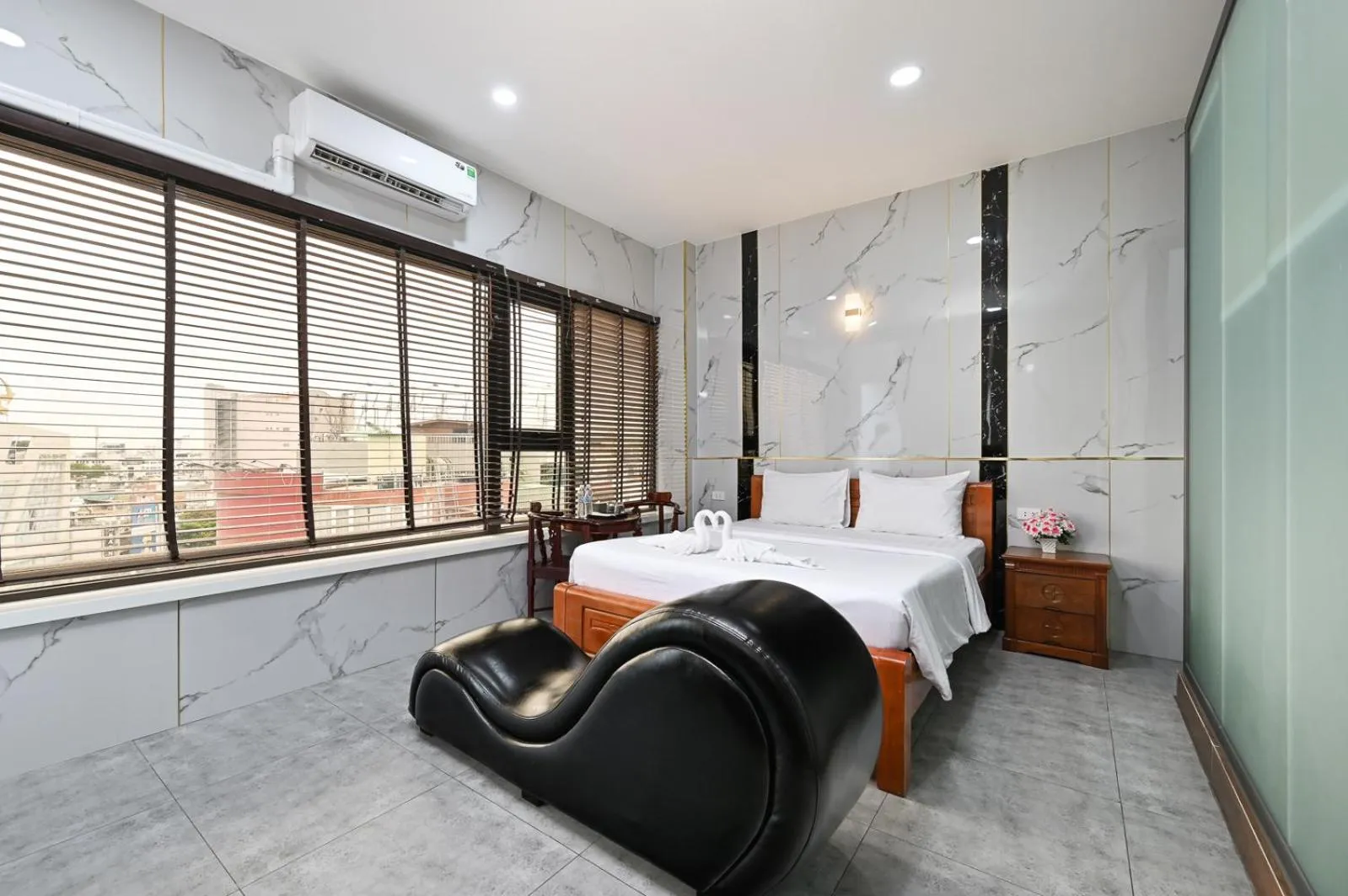 Photo of the whole room, Bed in Red Sun Airport Saigon Hotel