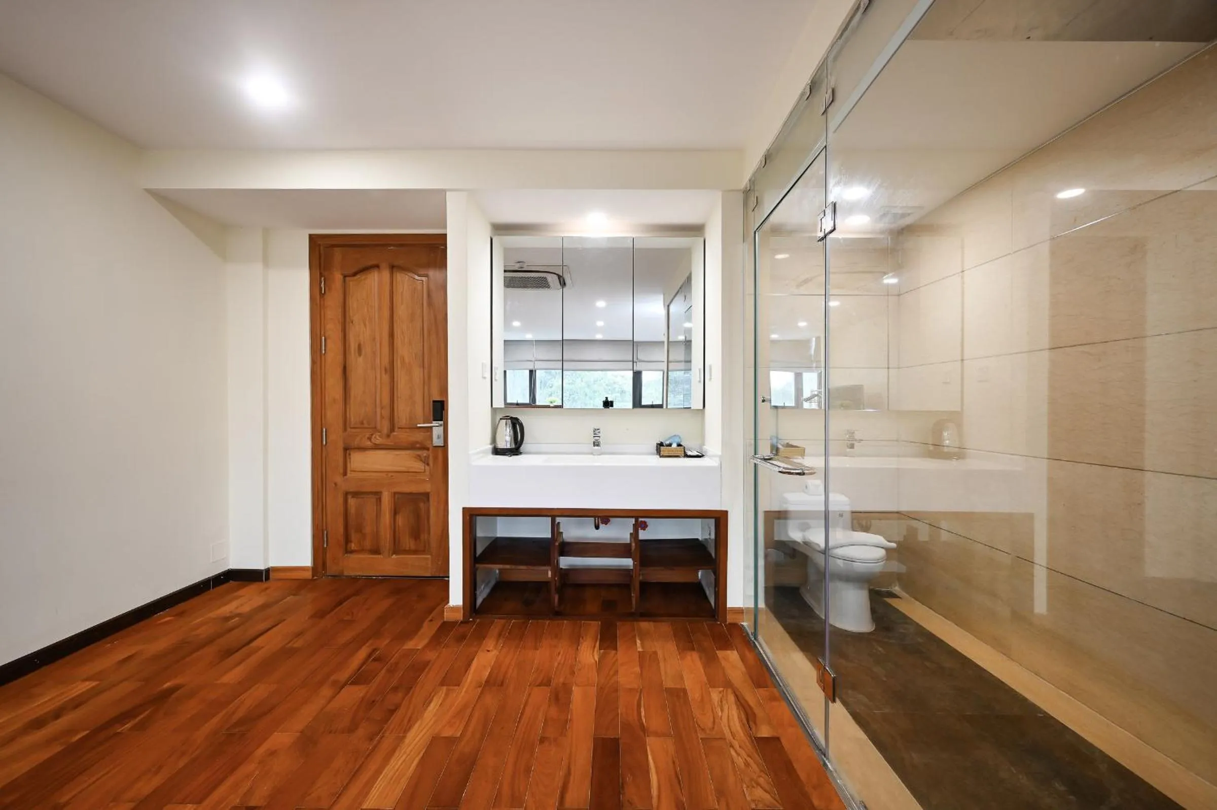 Shower in Red Sun Airport Saigon Hotel