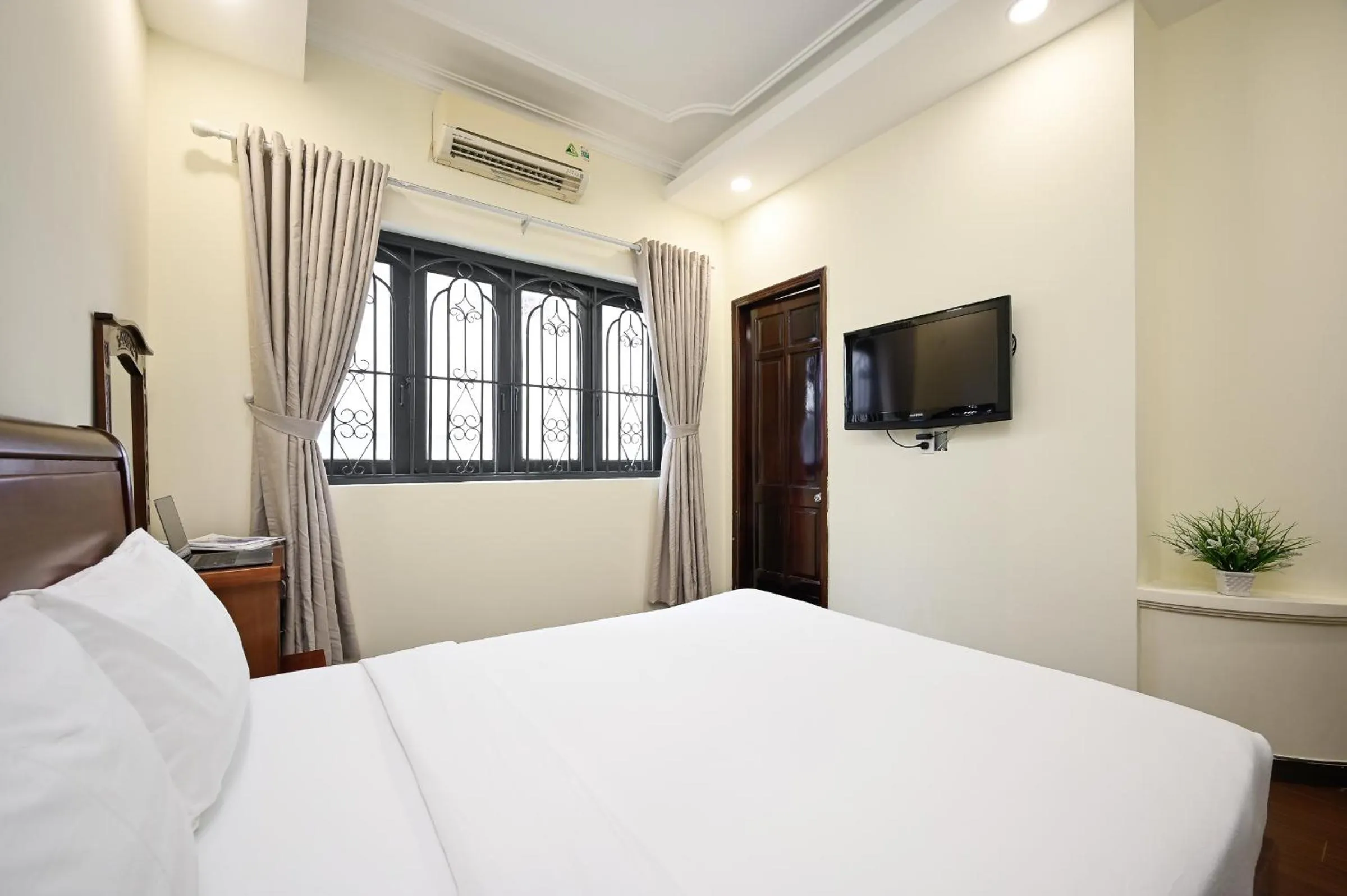 Bed in Red Sun Airport Saigon Hotel