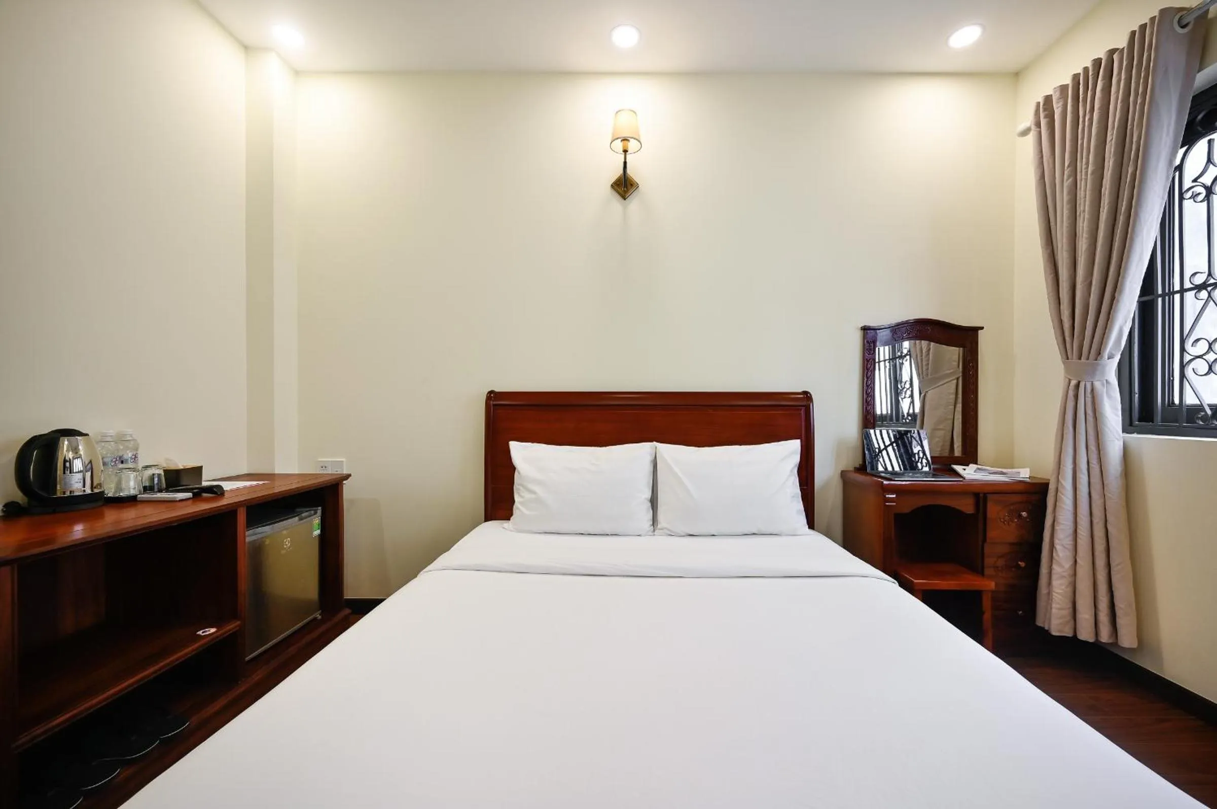 Bed in Red Sun Airport Saigon Hotel