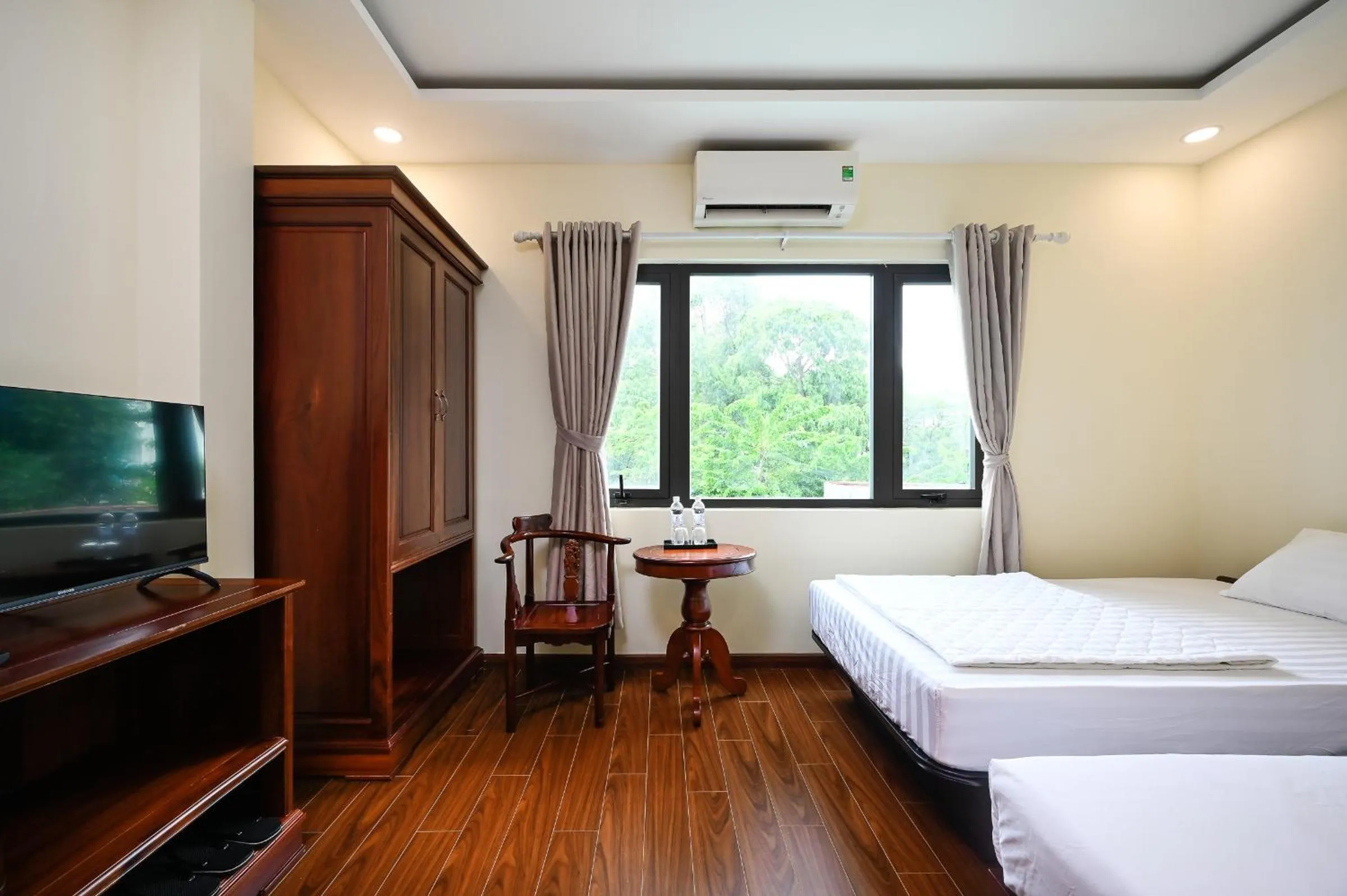 Bed in Red Sun Airport Saigon Hotel