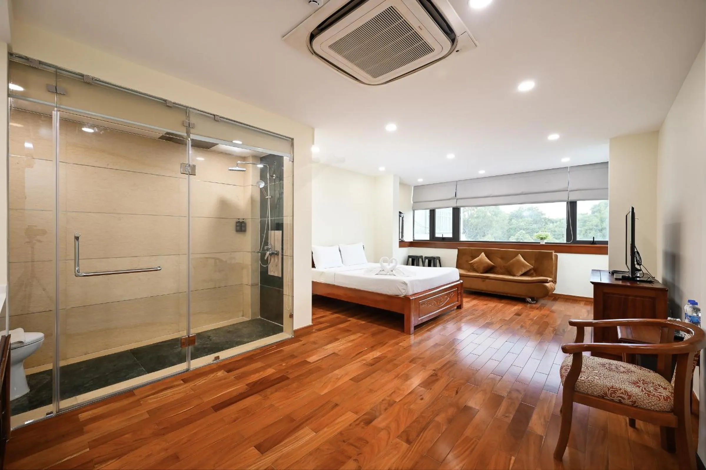 Photo of the whole room in Red Sun Airport Saigon Hotel