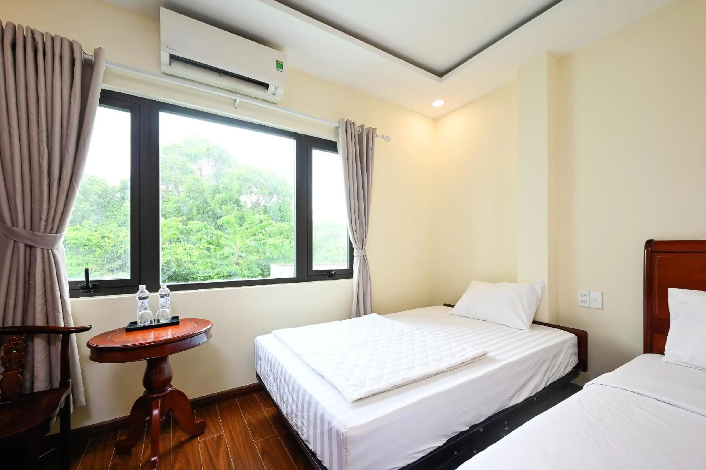 Bed in Red Sun Airport Saigon Hotel