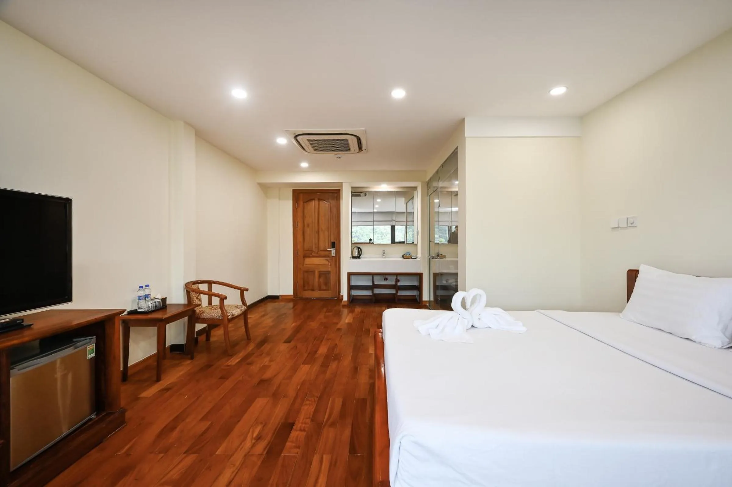 TV and multimedia, Bed in Red Sun Airport Saigon Hotel