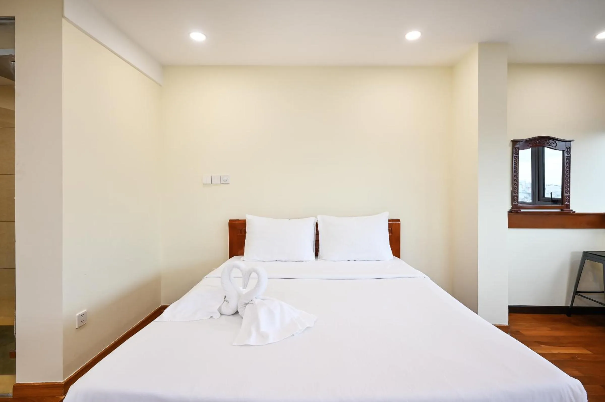 Bed in Red Sun Airport Saigon Hotel