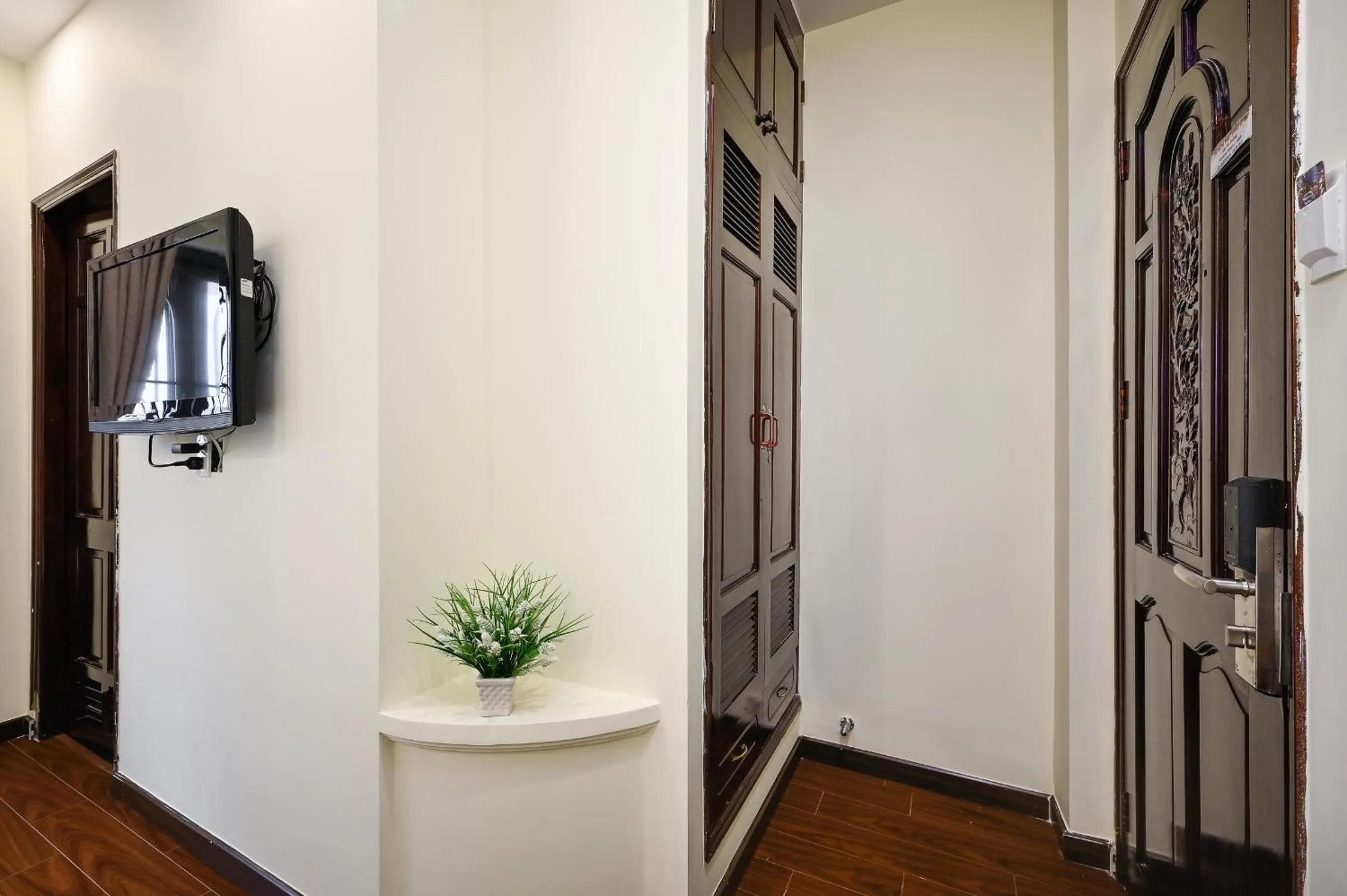 TV and multimedia in Red Sun Airport Saigon Hotel