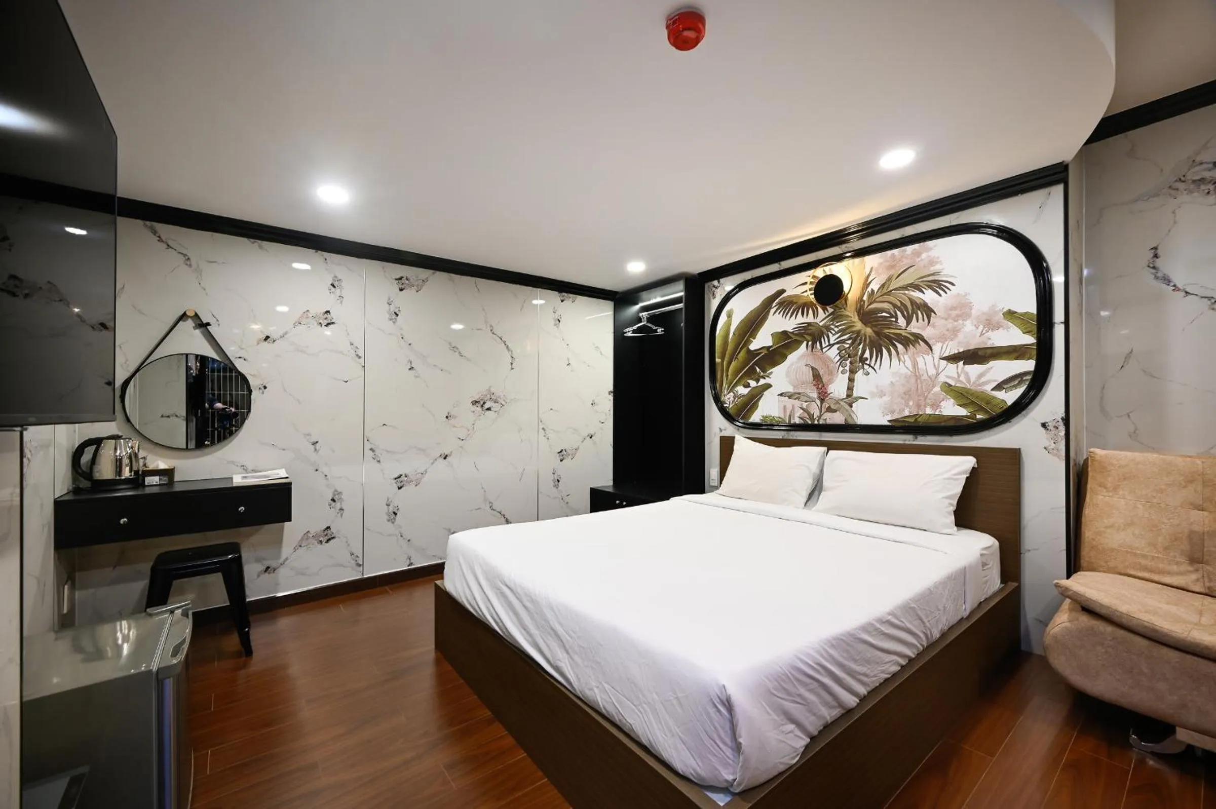 Bed in Red Sun Airport Saigon Hotel