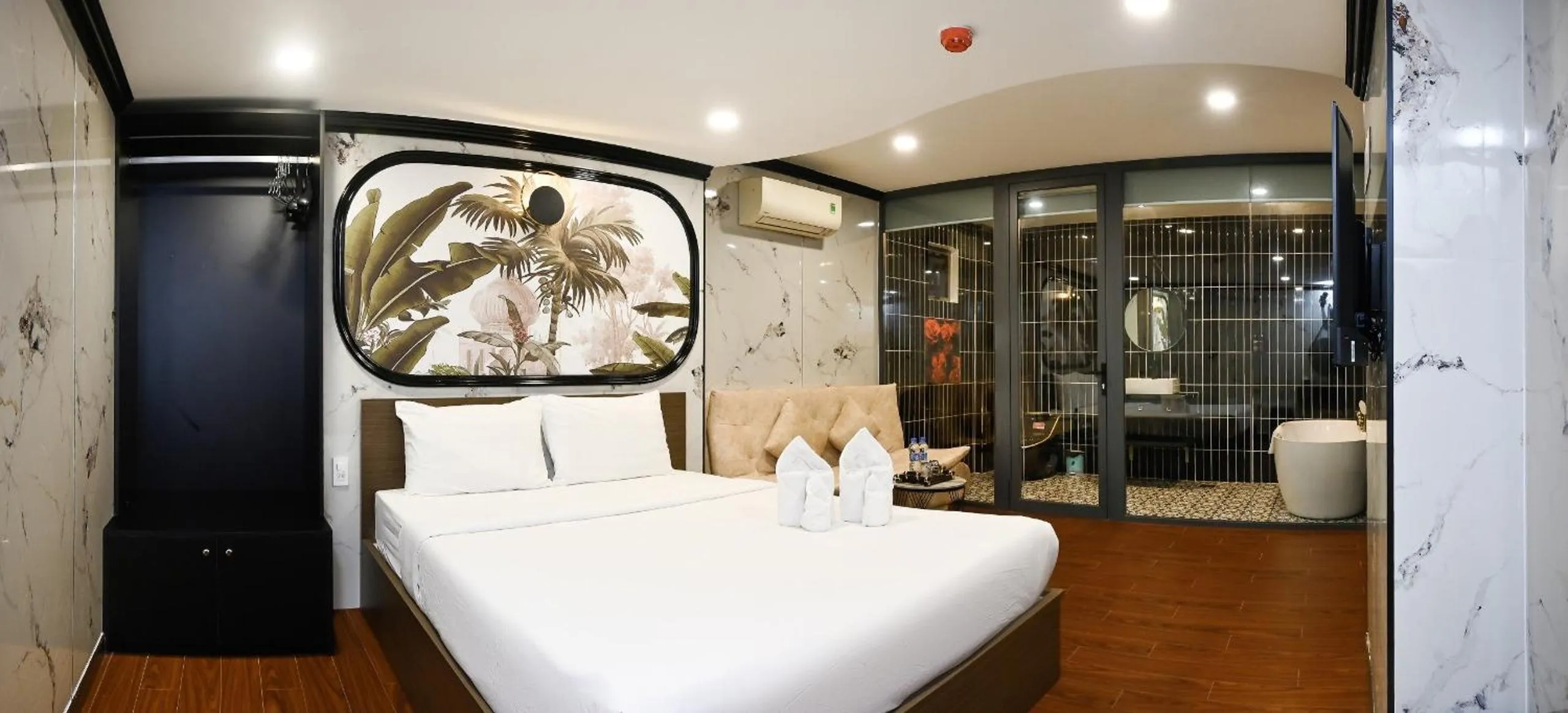 Photo of the whole room, Bed in Red Sun Airport Saigon Hotel