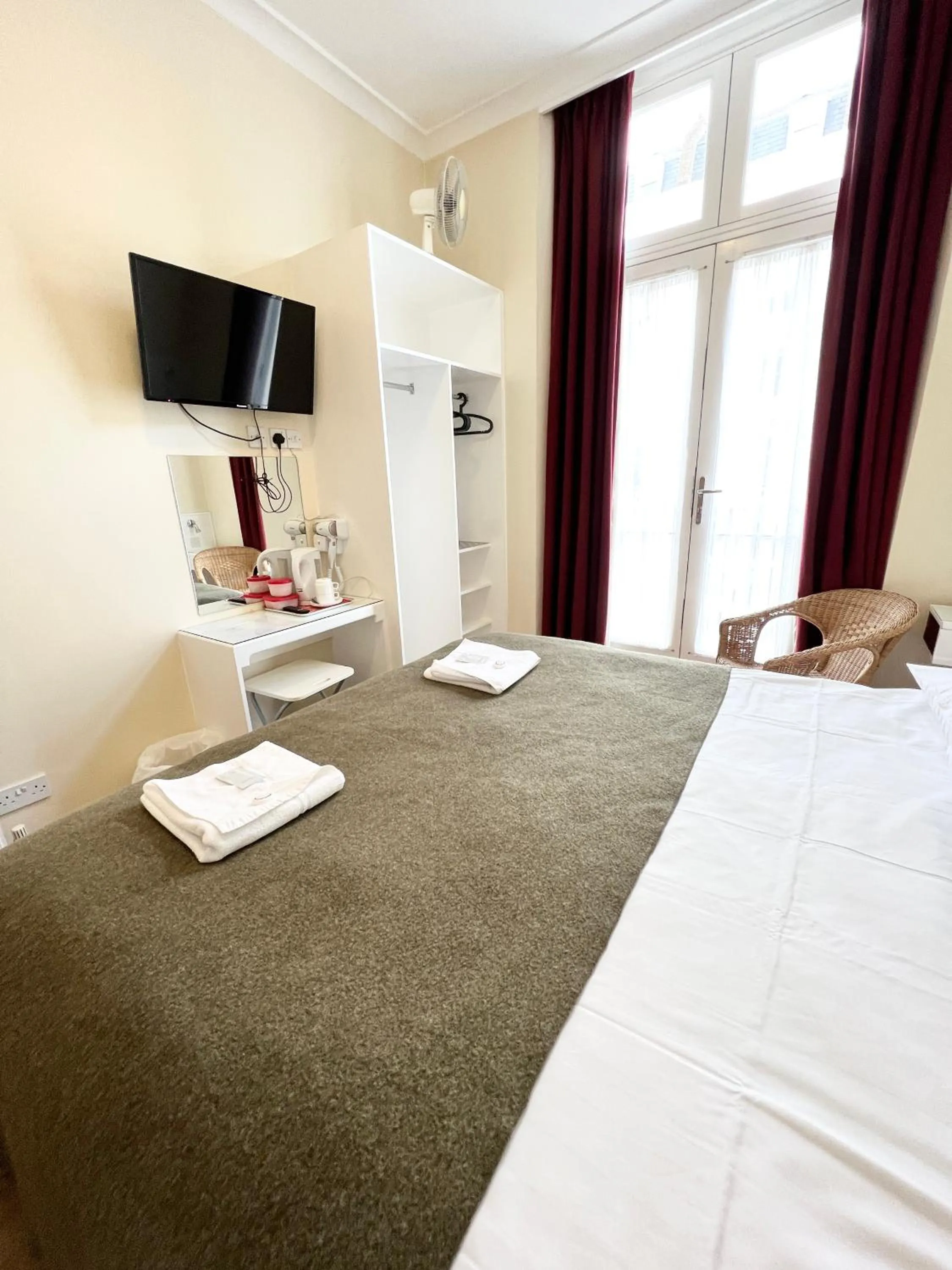 Bedroom, Bed in Melbourne House Hotel