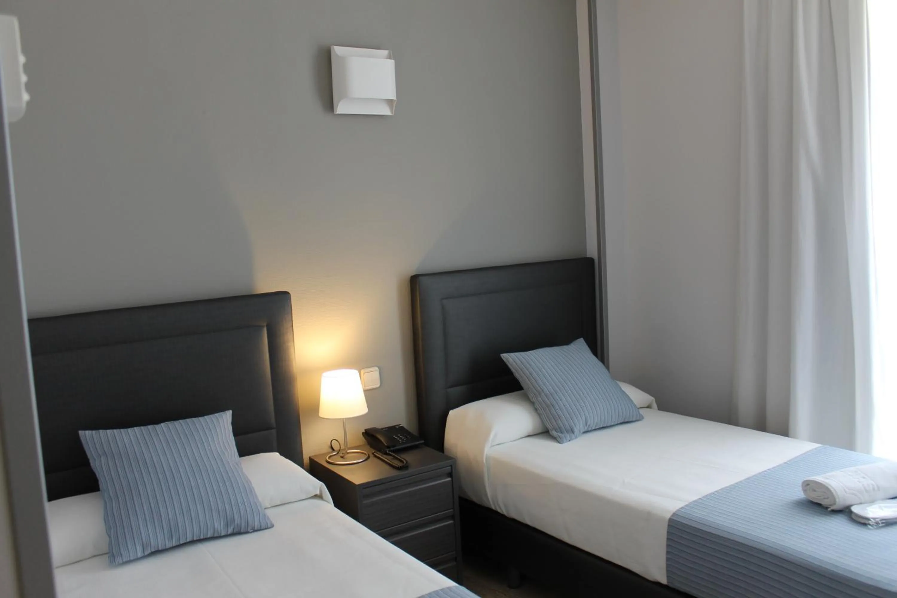 Bed in Hotel Barajas Plaza