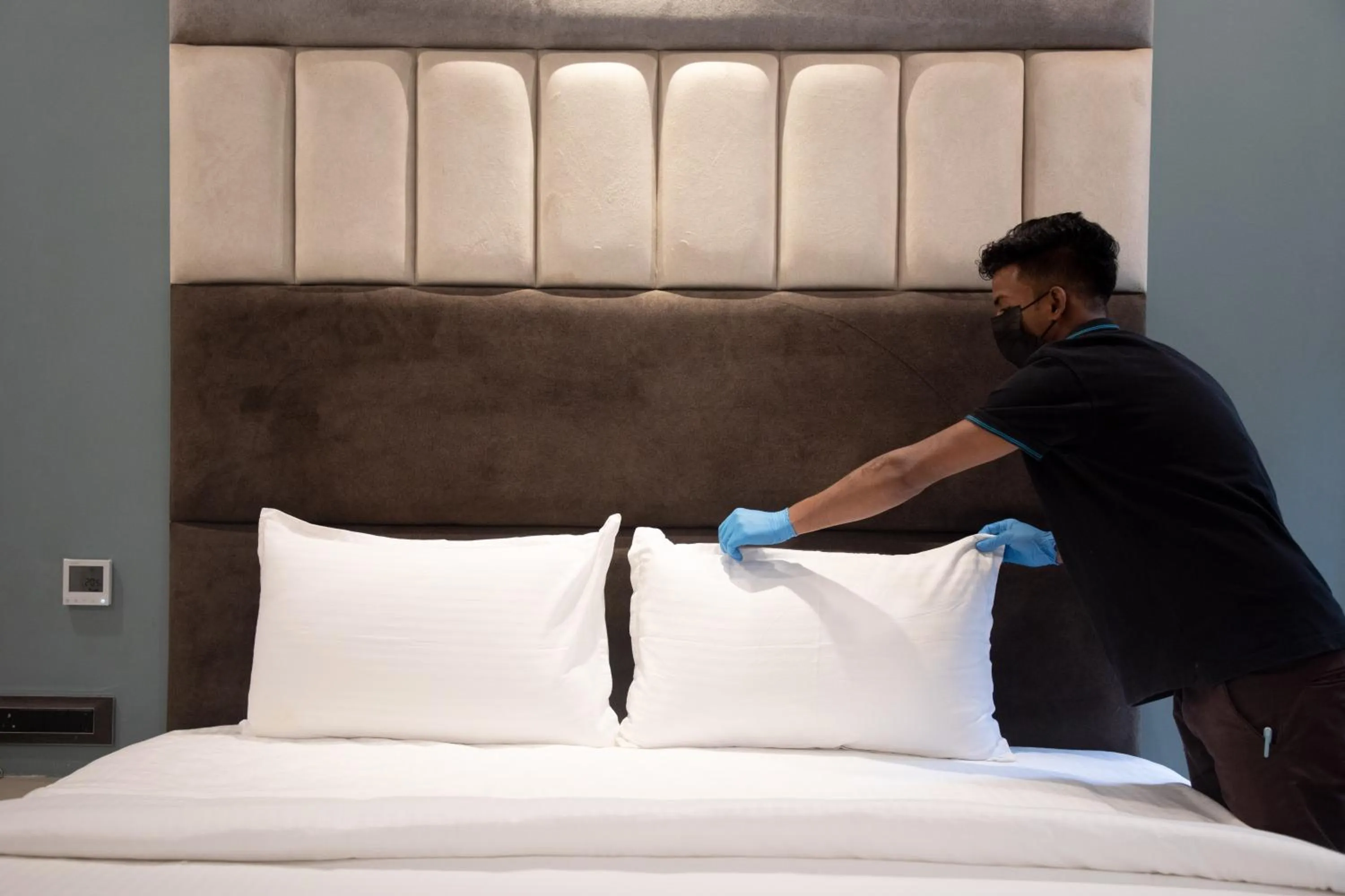 Staff, Bed in 44 Oasis