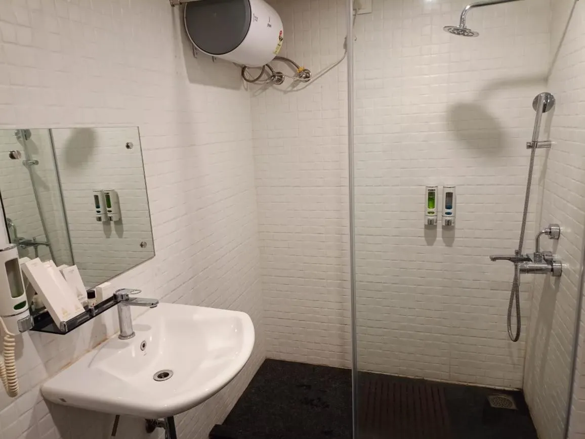 Bathroom in Hotel Rishiraj, Nagaon