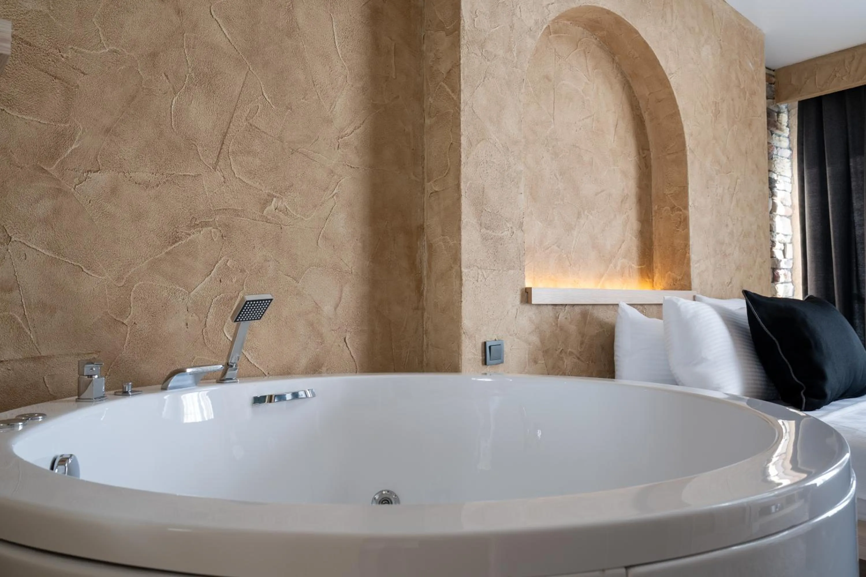 Hot Tub in Lucky Monkey Midi Hotel