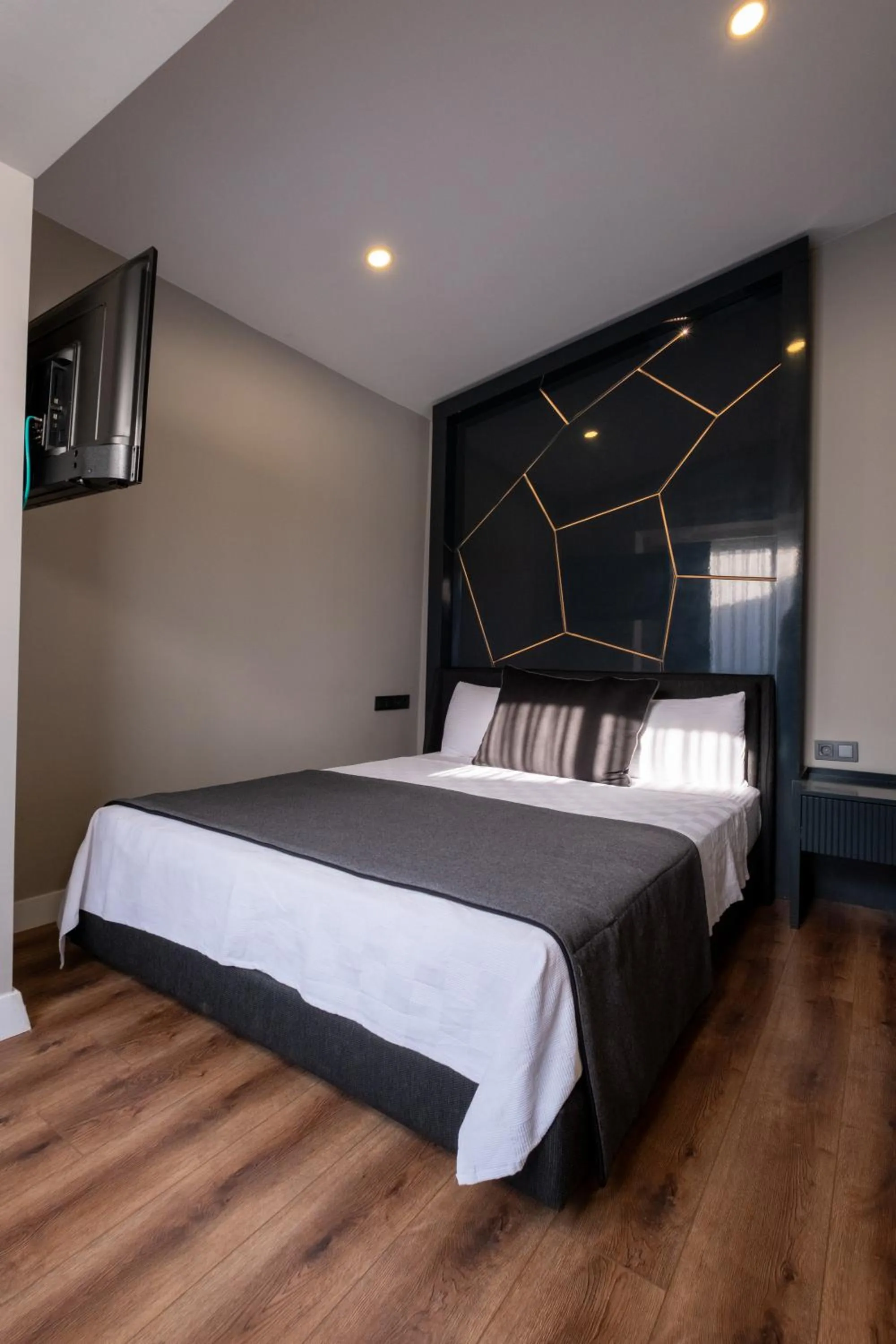 Photo of the whole room, Bed in Lucky Monkey Midi Hotel