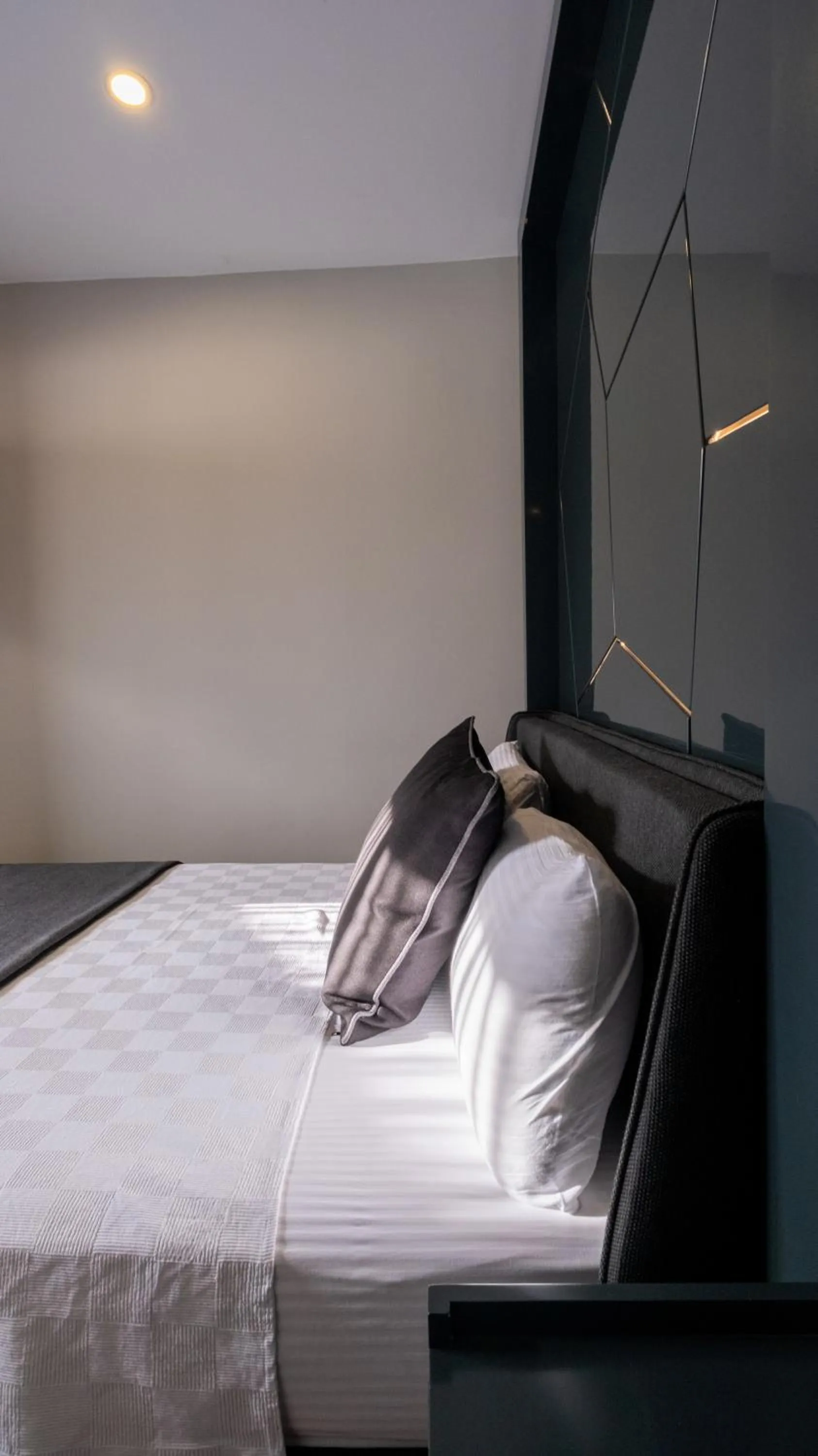 Bed in Lucky Monkey Midi Hotel