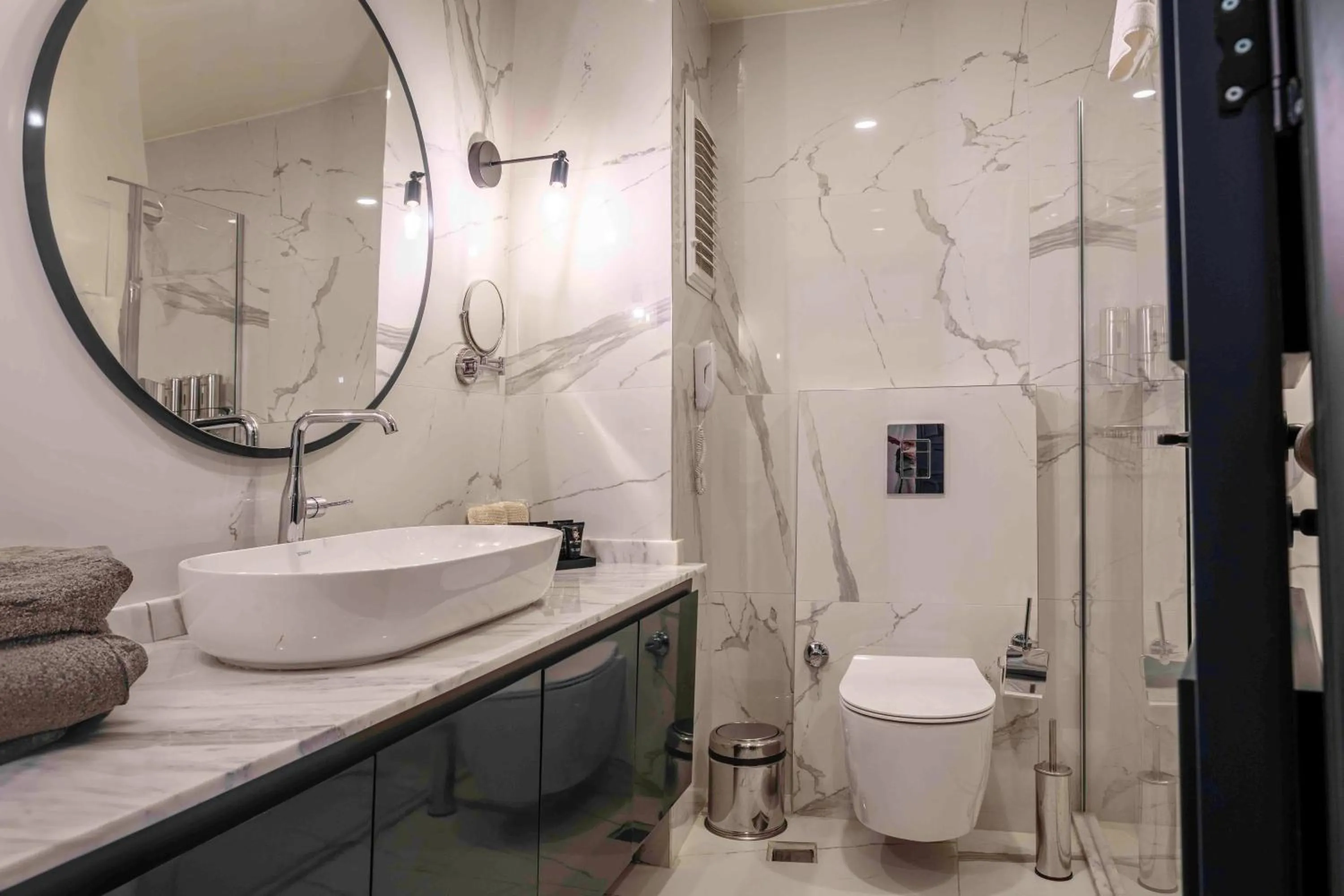 Bathroom in Lucky Monkey Midi Hotel