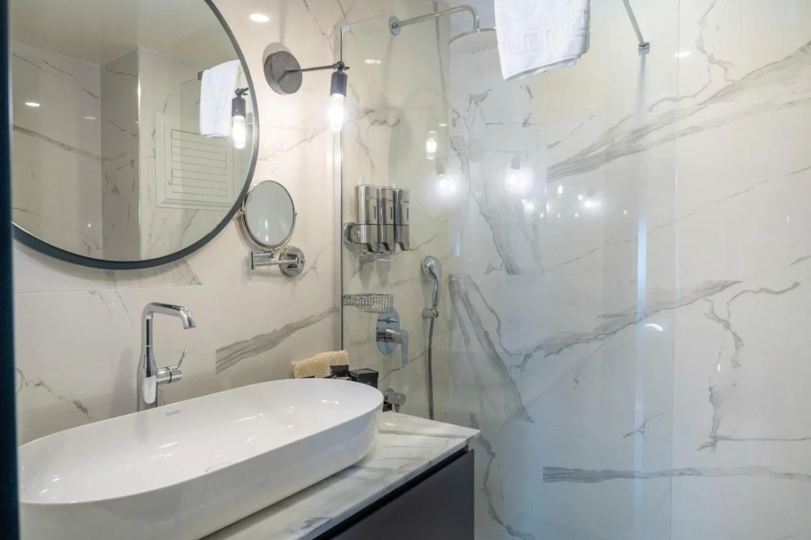 Bathroom in Lucky Monkey Midi Hotel