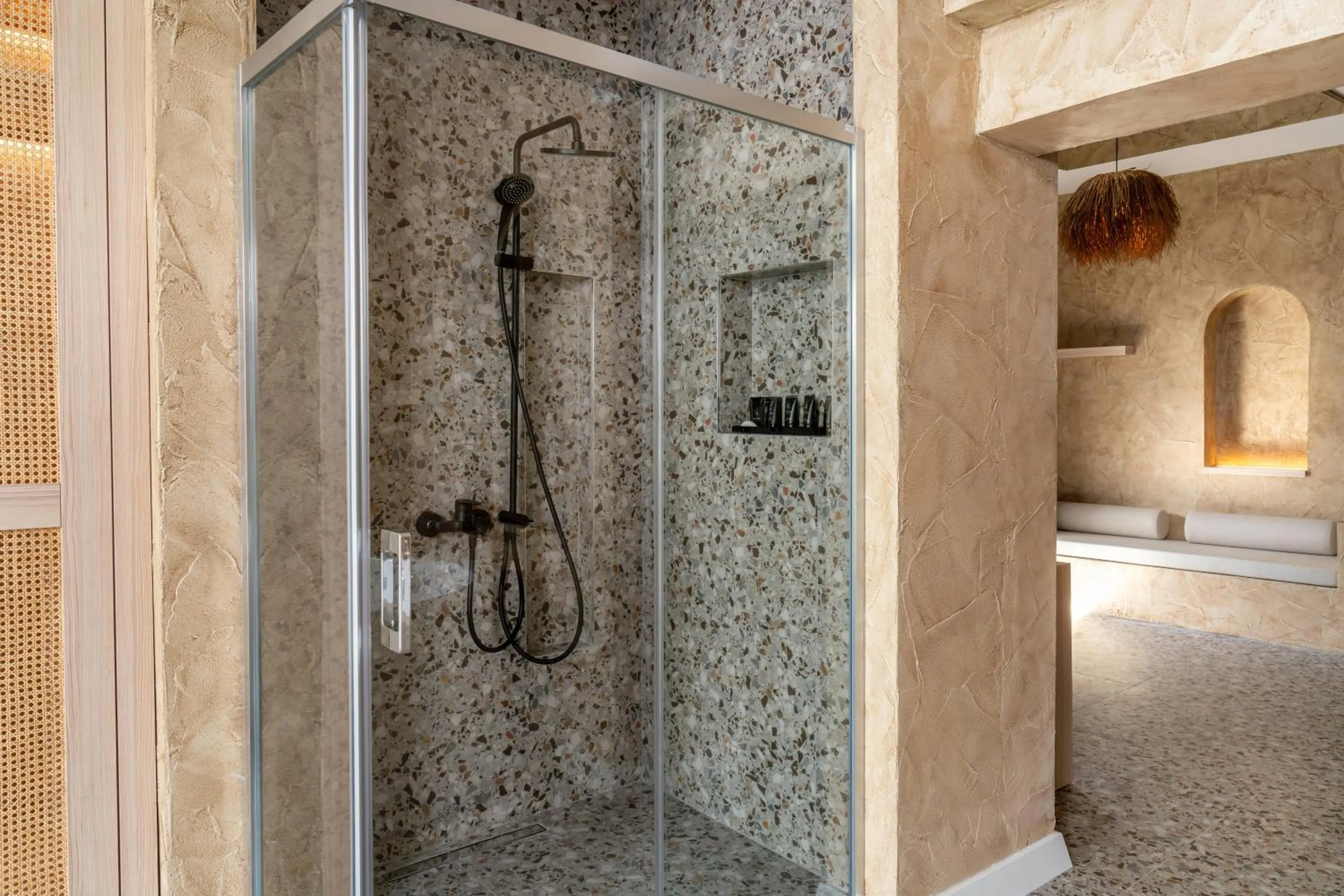 Shower in Lucky Monkey Midi Hotel