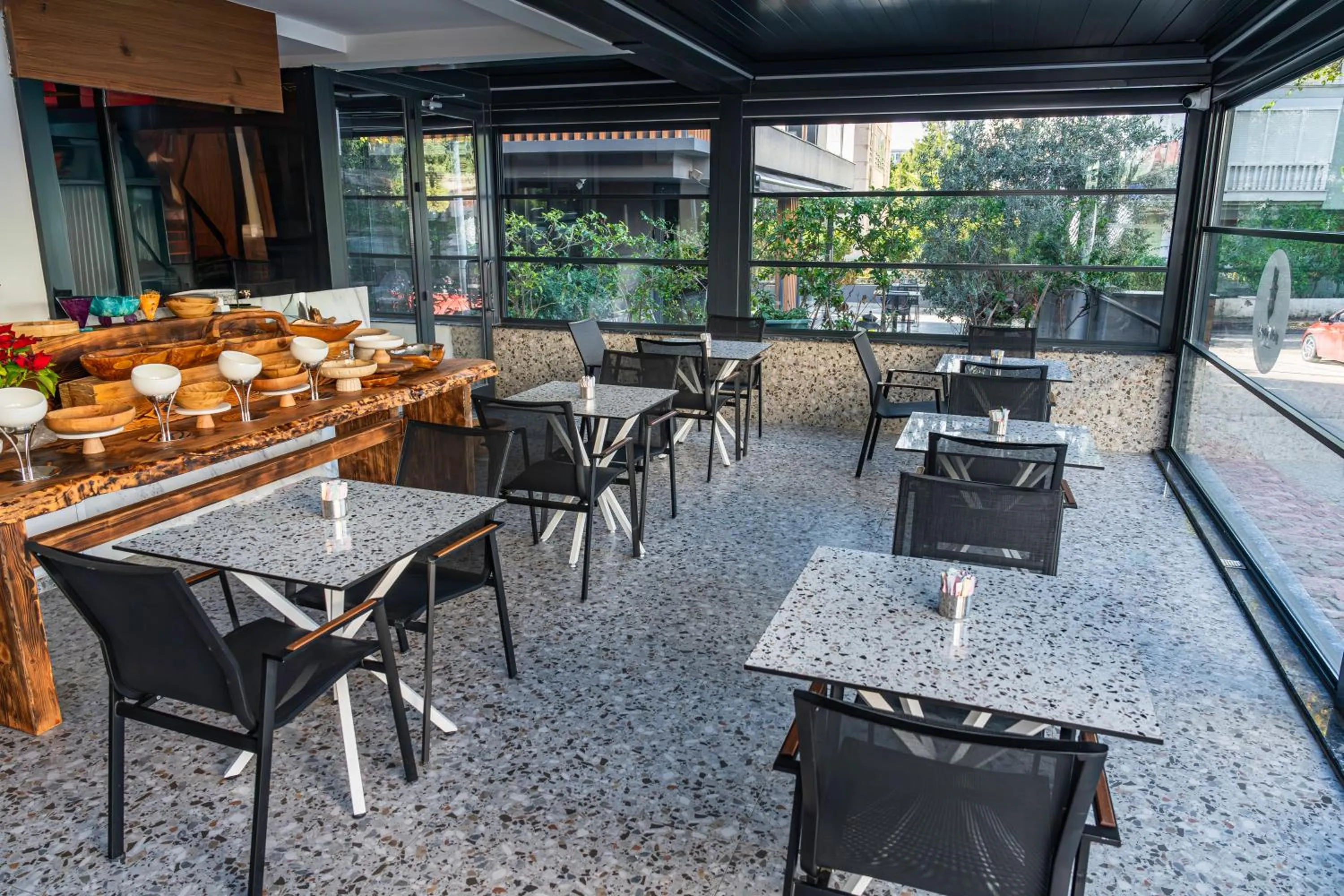 Restaurant/places to eat in Lucky Monkey Midi Hotel