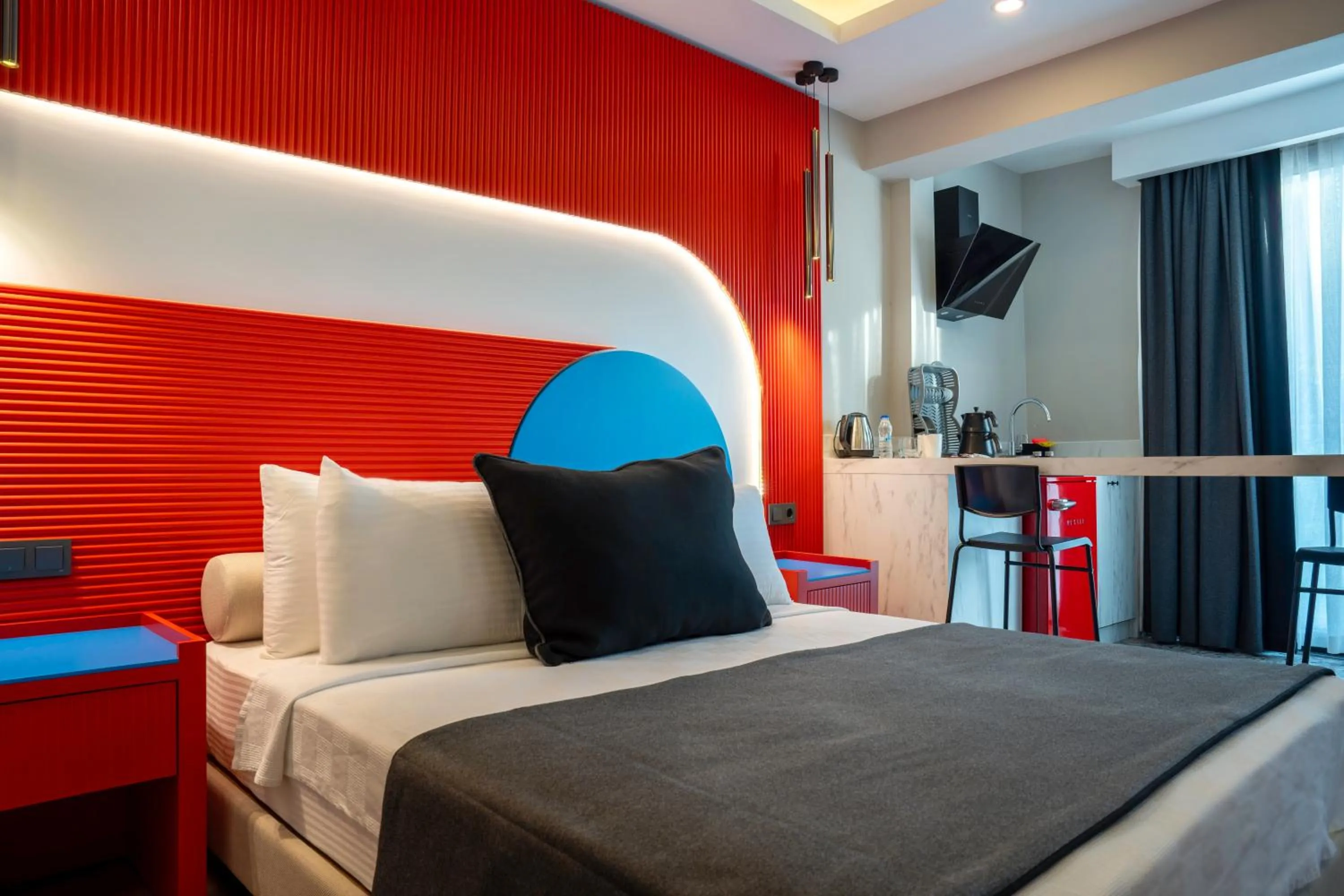 Shower, Bed in Lucky Monkey Midi Hotel