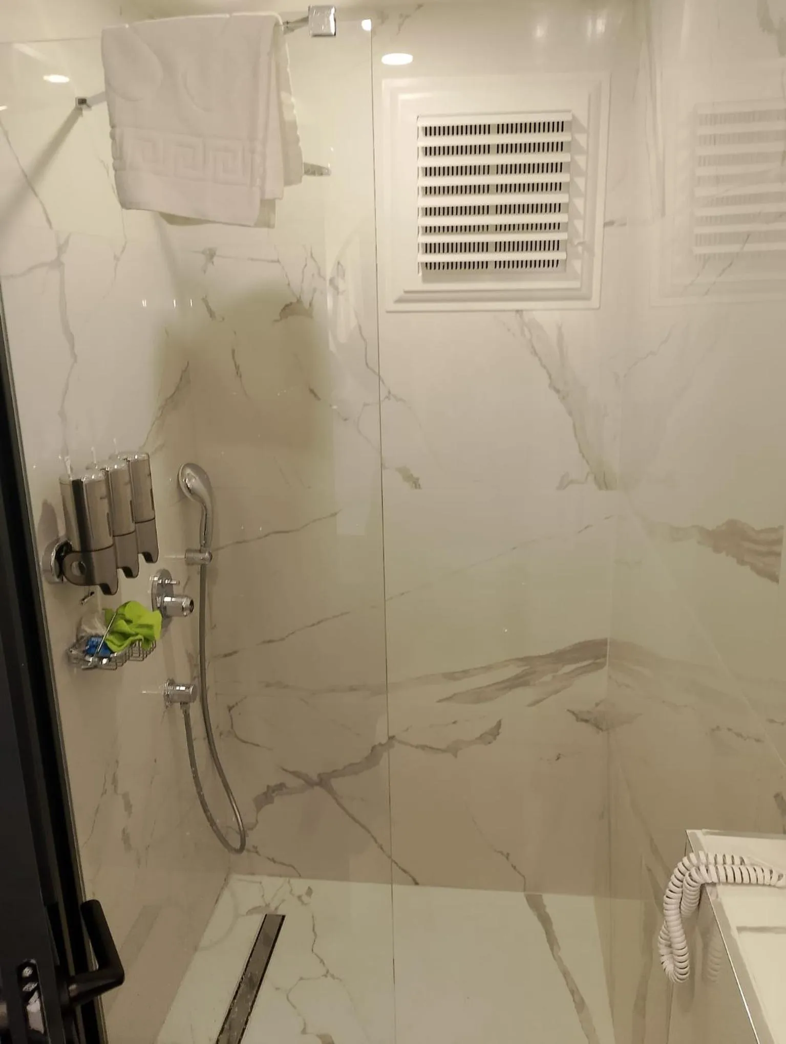 Bathroom in Lucky Monkey Midi Hotel