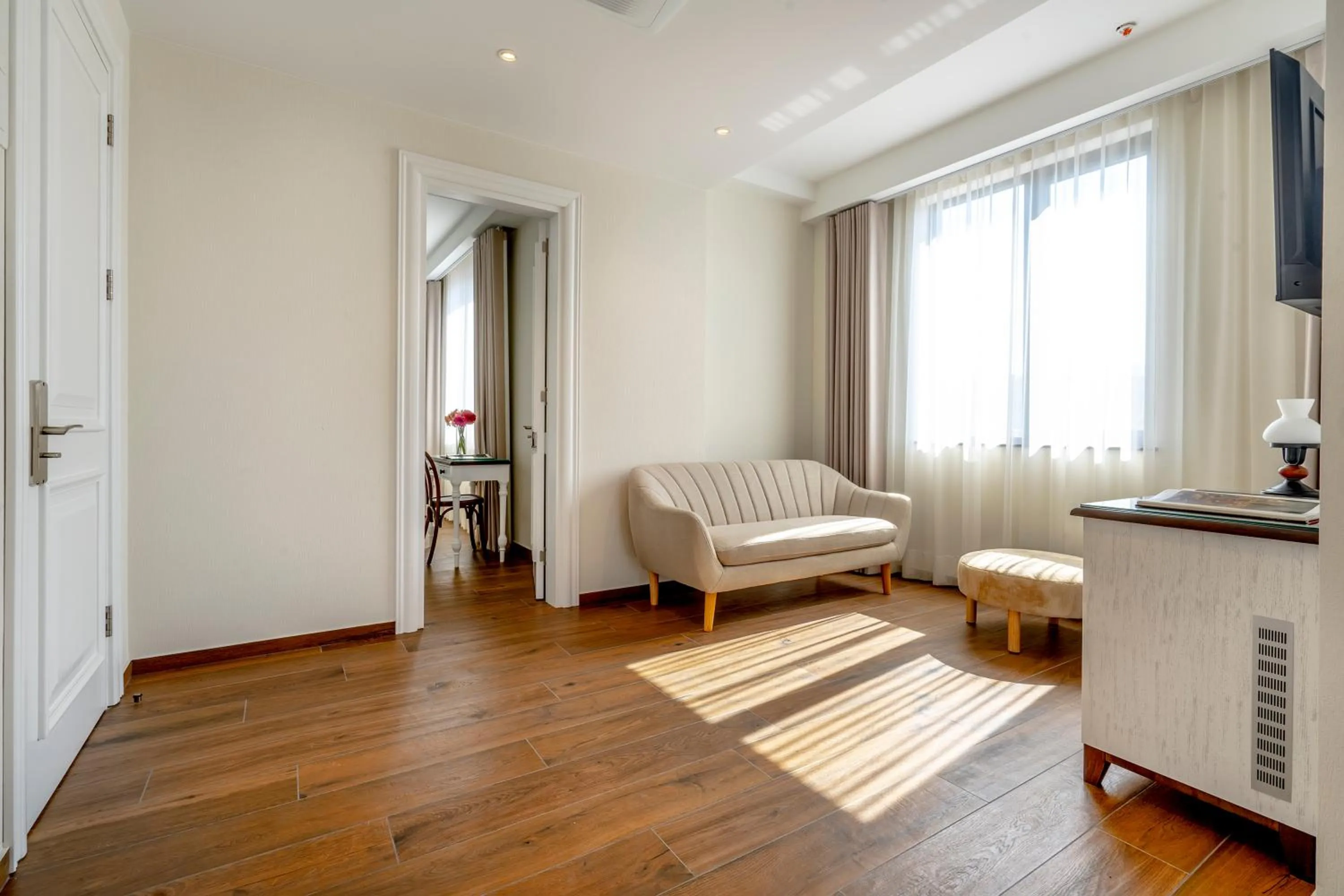 Living room in Iris Hotel