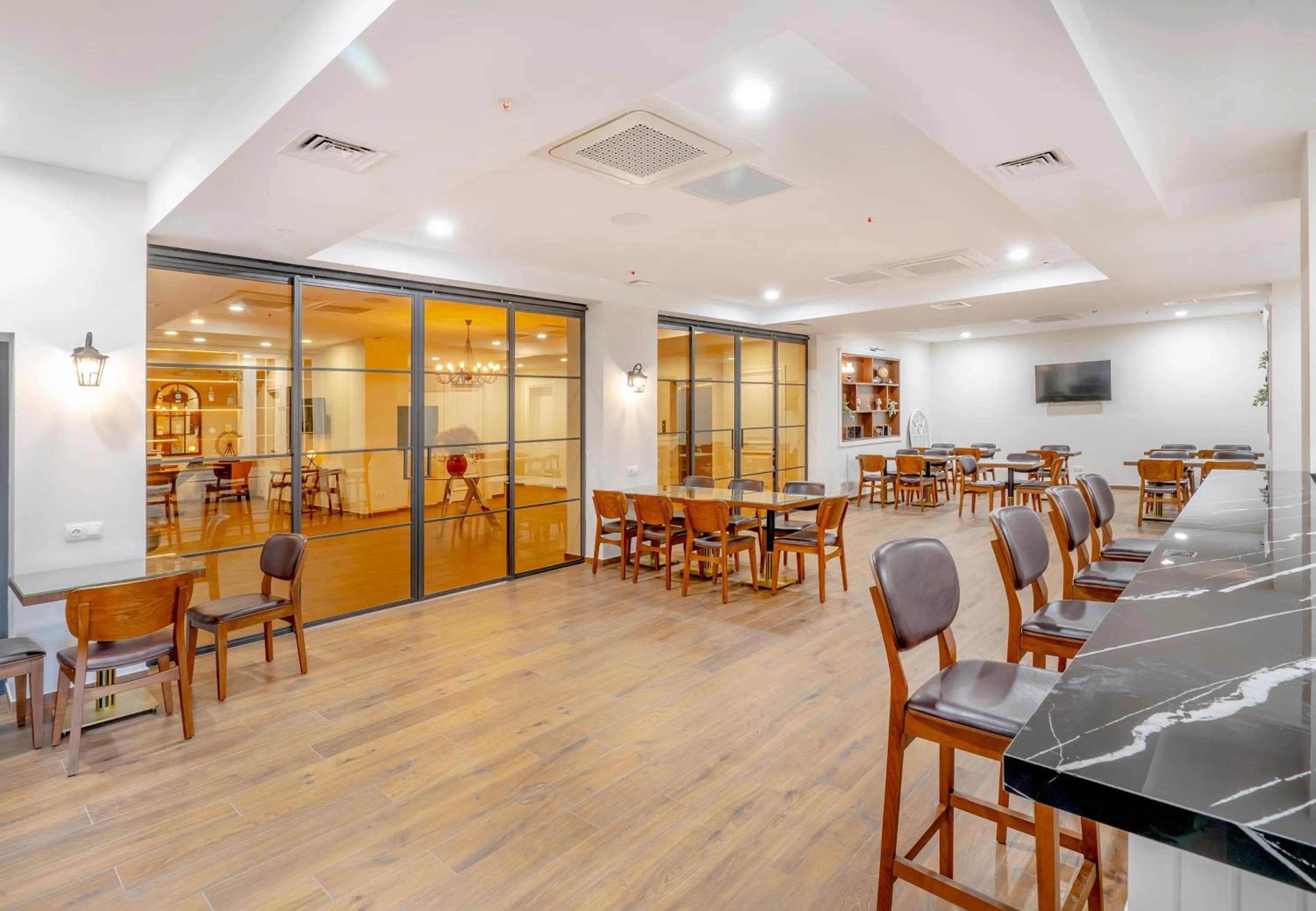 Restaurant/places to eat in Iris Hotel