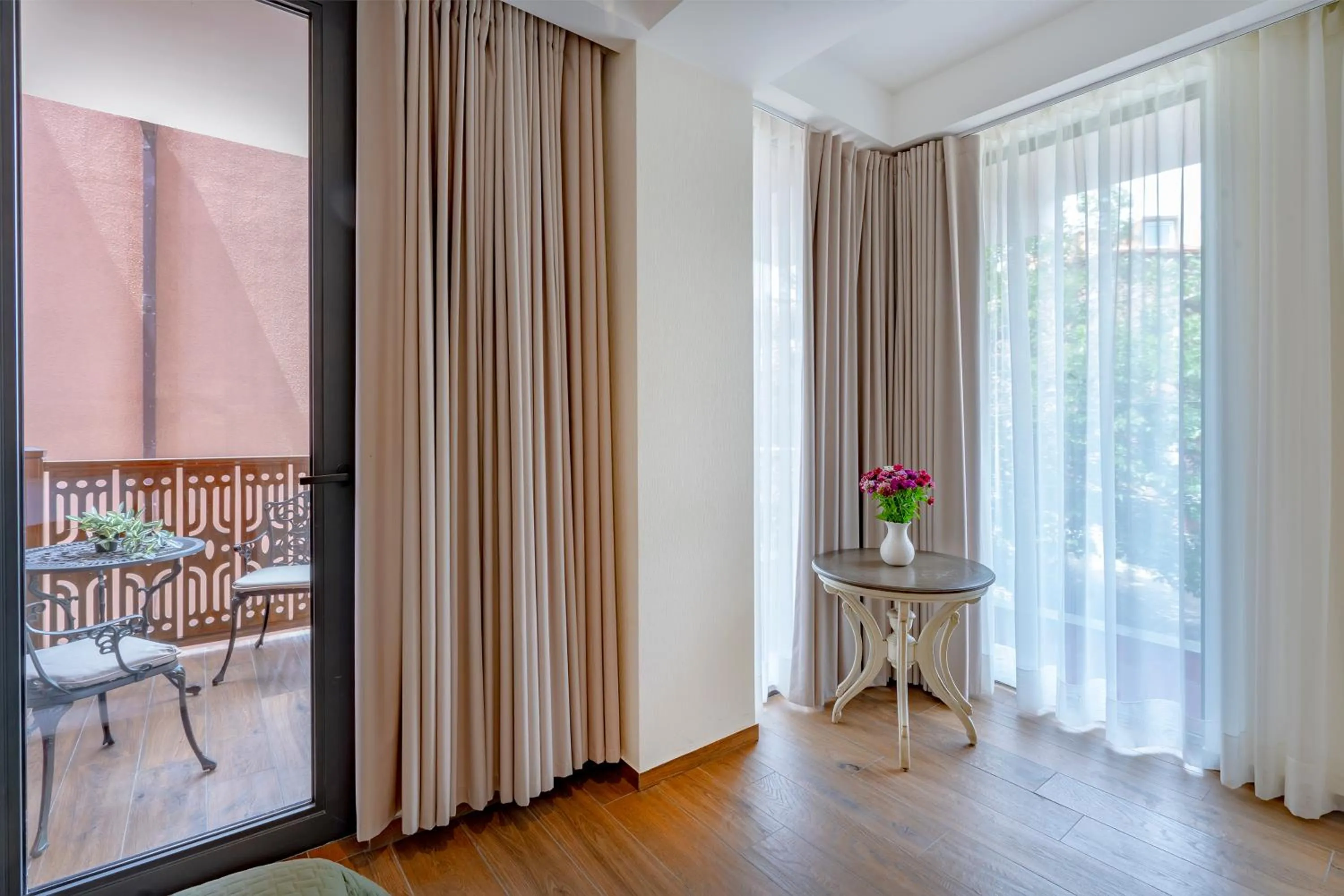 Living room in Iris Hotel