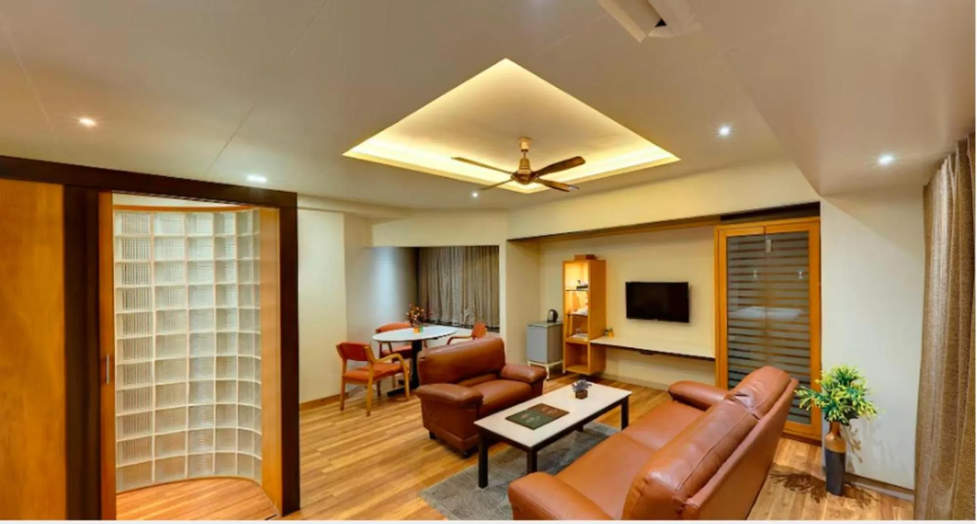 Hotel Orient Crown, Kolhapur