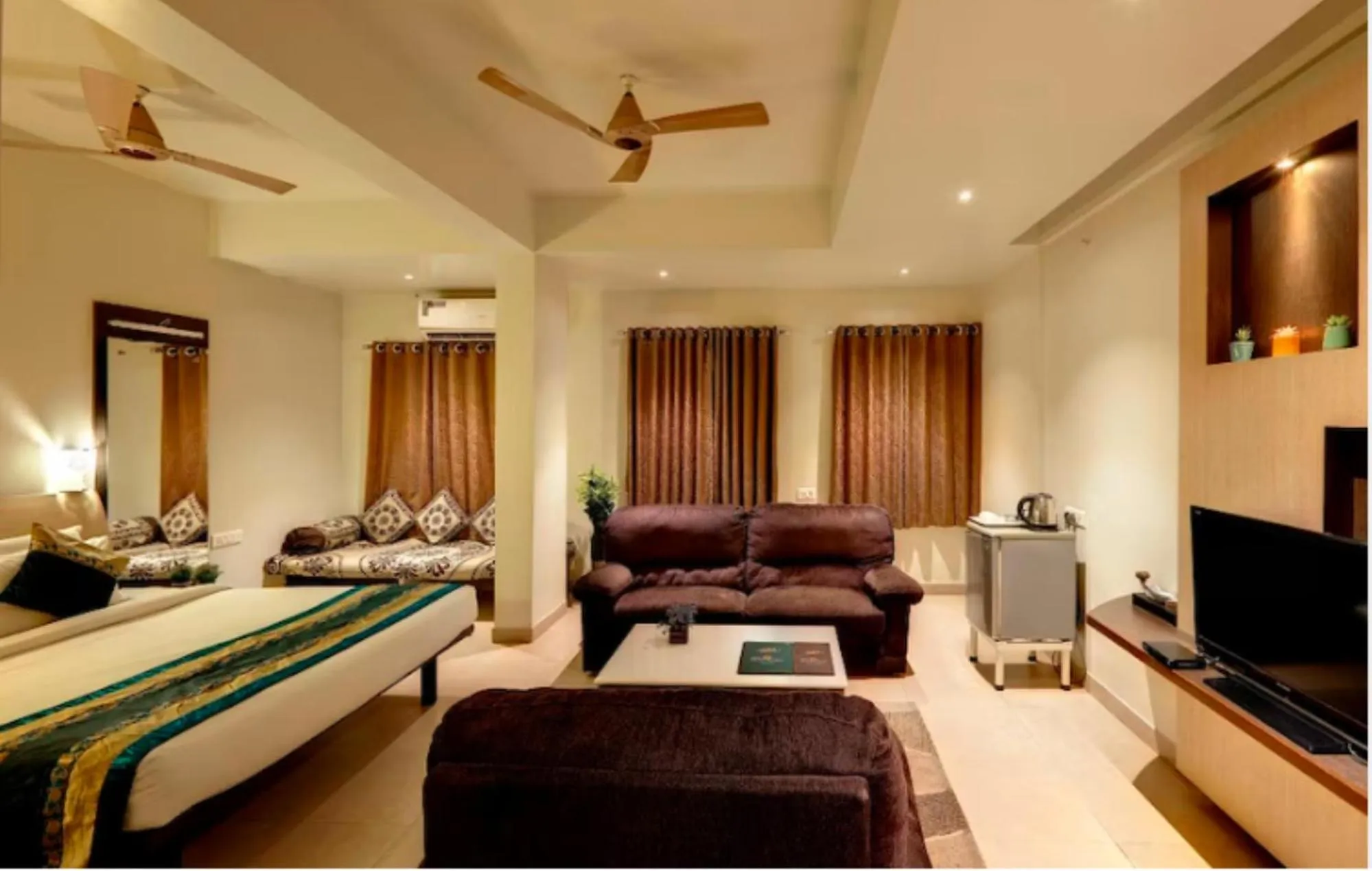 Bed in Hotel Orient Crown, Kolhapur