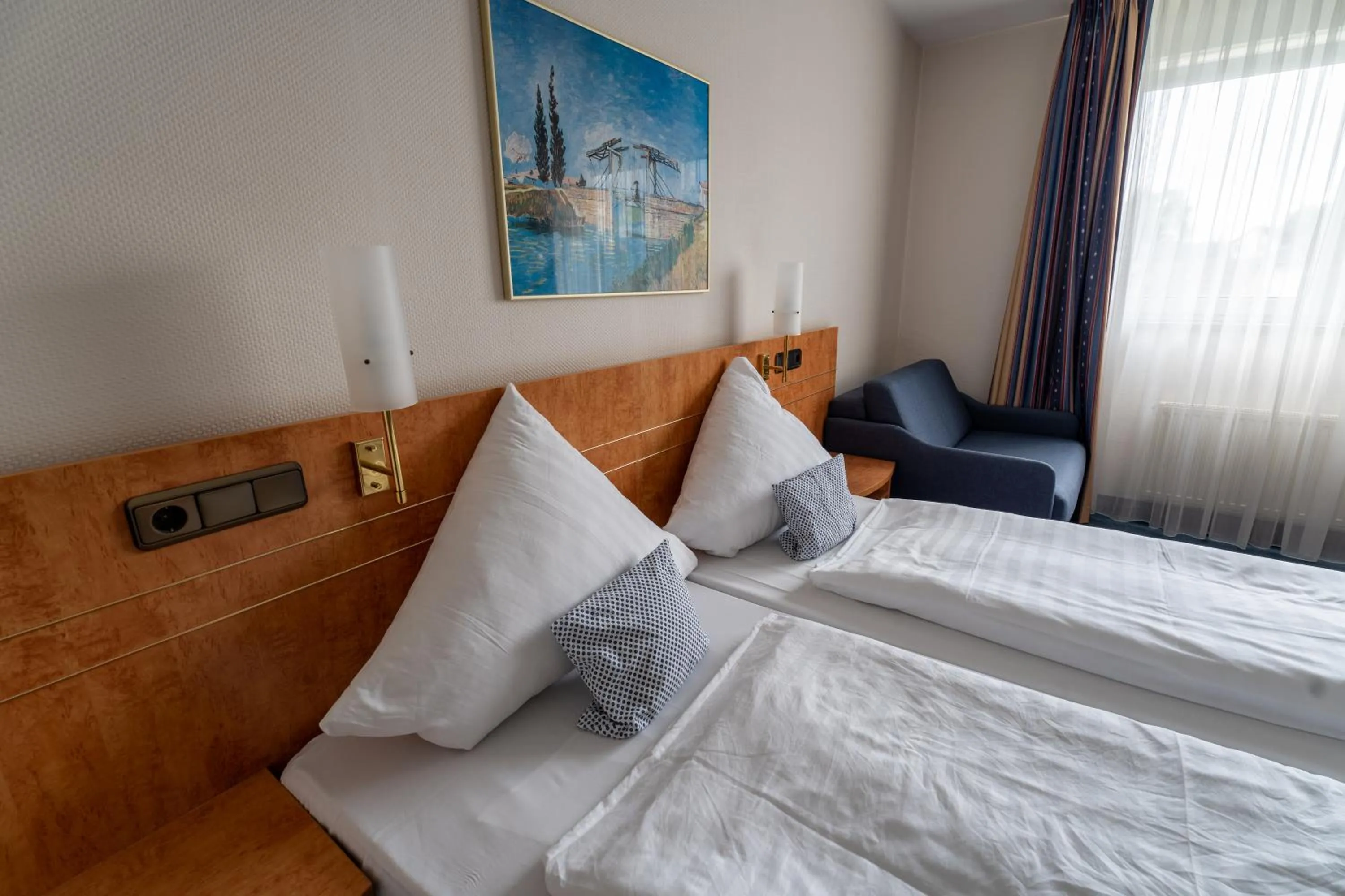 Photo of the whole room, Bed in Airport Business Hotel Köln
