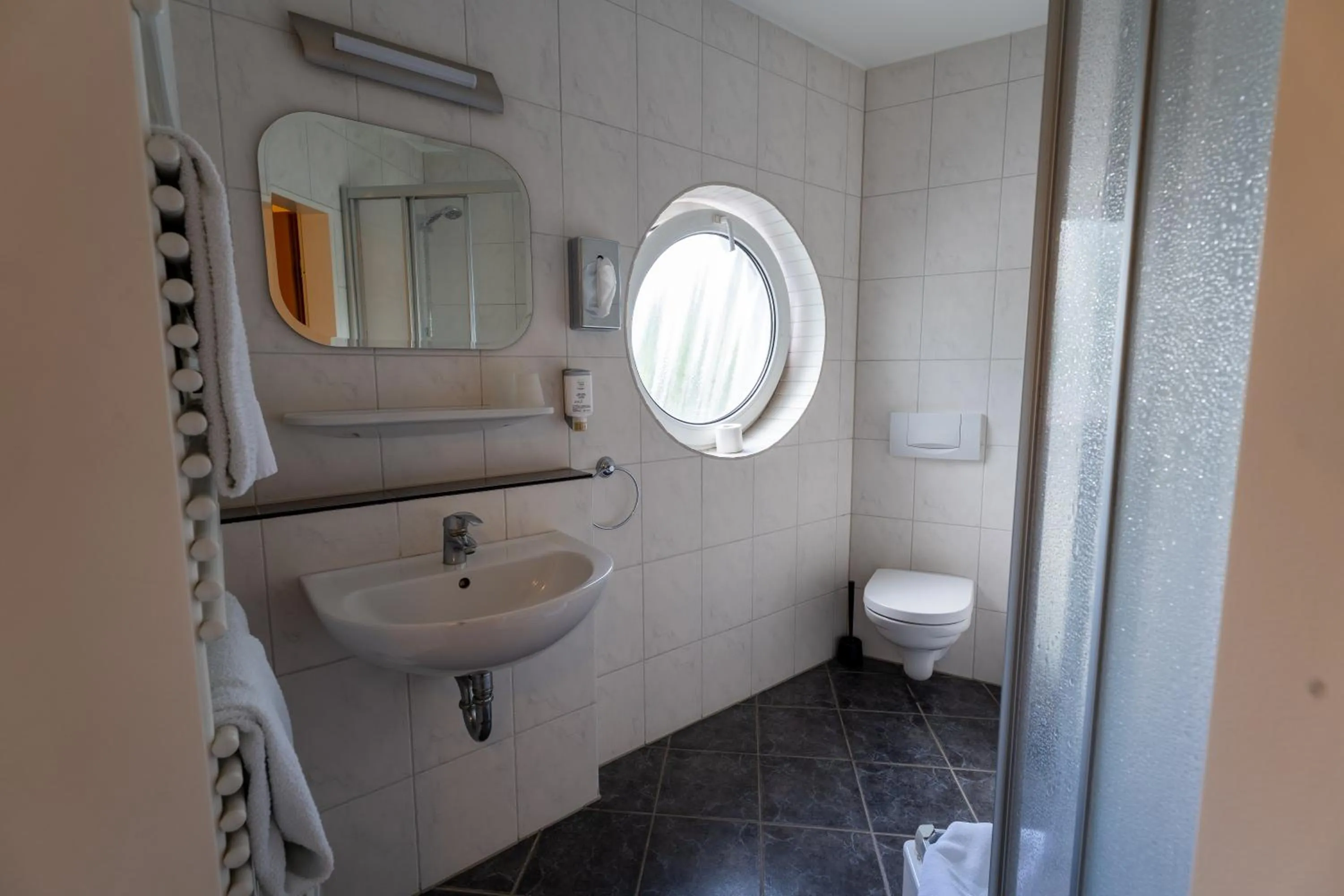 Bathroom in Airport Business Hotel Köln