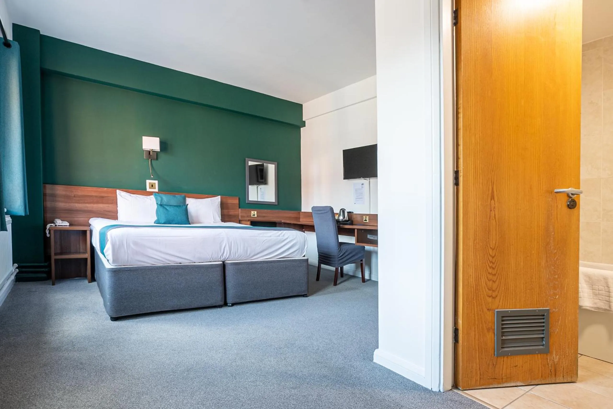 Photo of the whole room, Bed in Castlefield Hotel