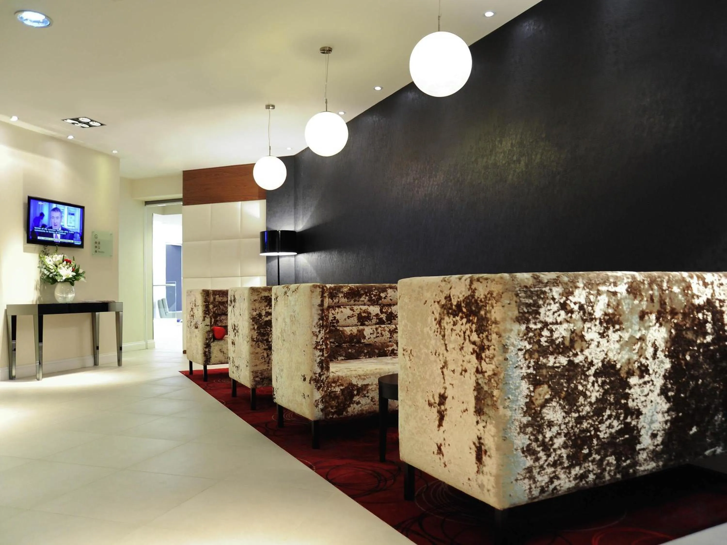 Lounge or bar in Mercure London Bloomsbury Hotel