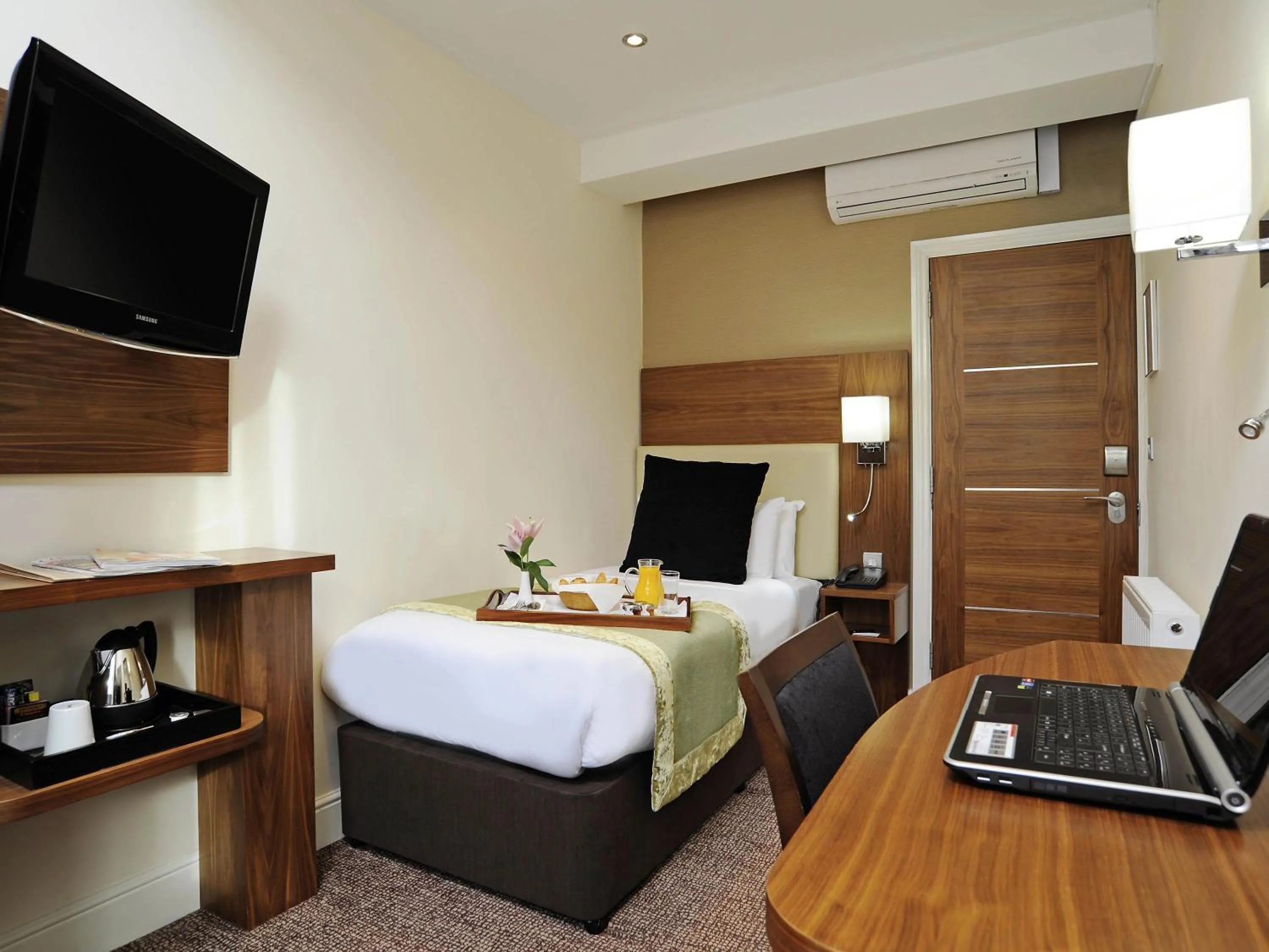 Bedroom, Bed in Mercure London Bloomsbury Hotel