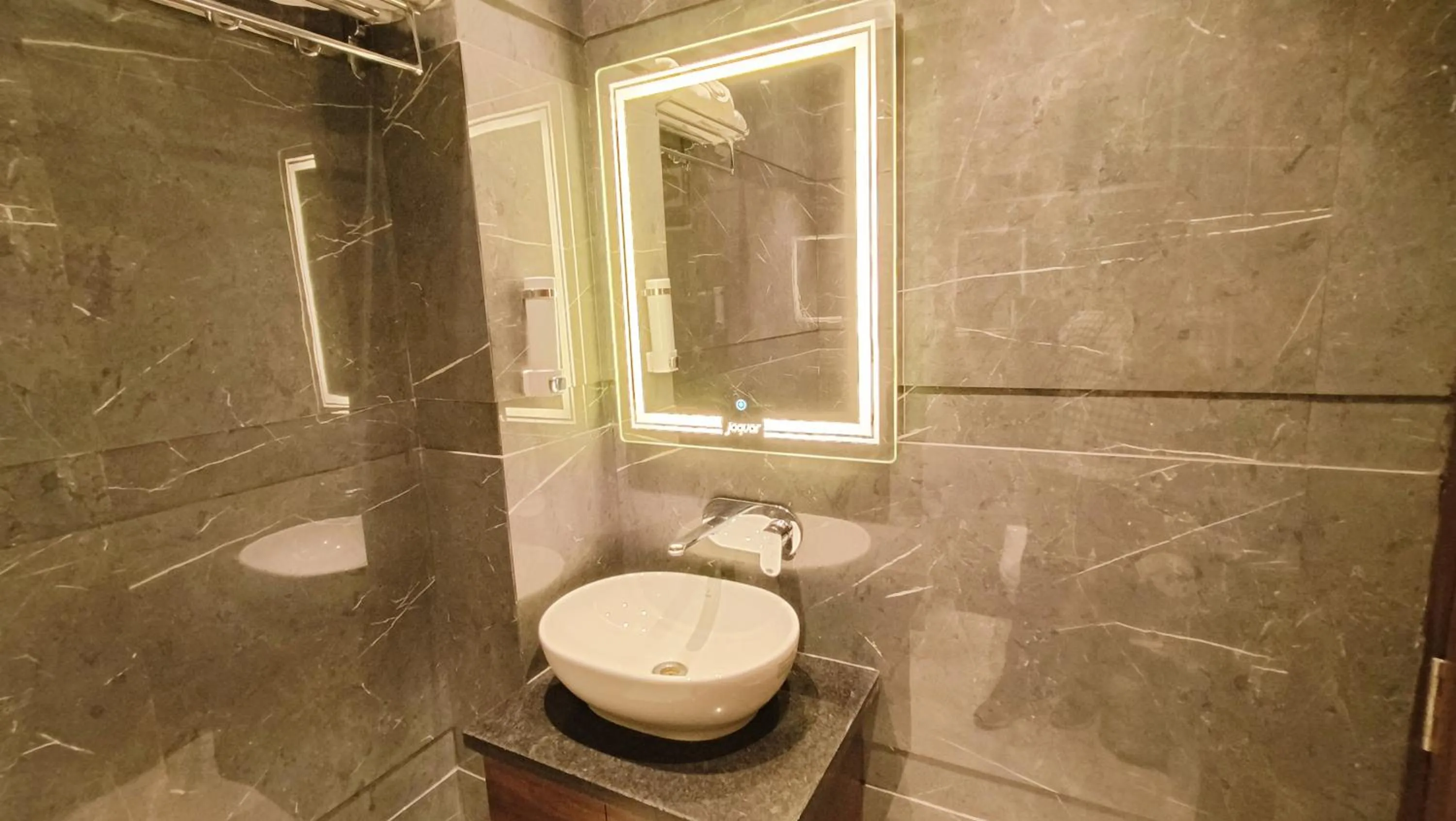 Shower in Hotel Tango Traxx