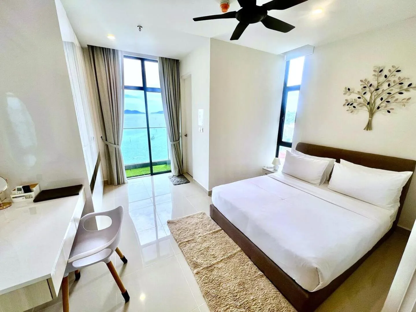 Balcony/Terrace, Bed in The Shore Kota Kinabalu